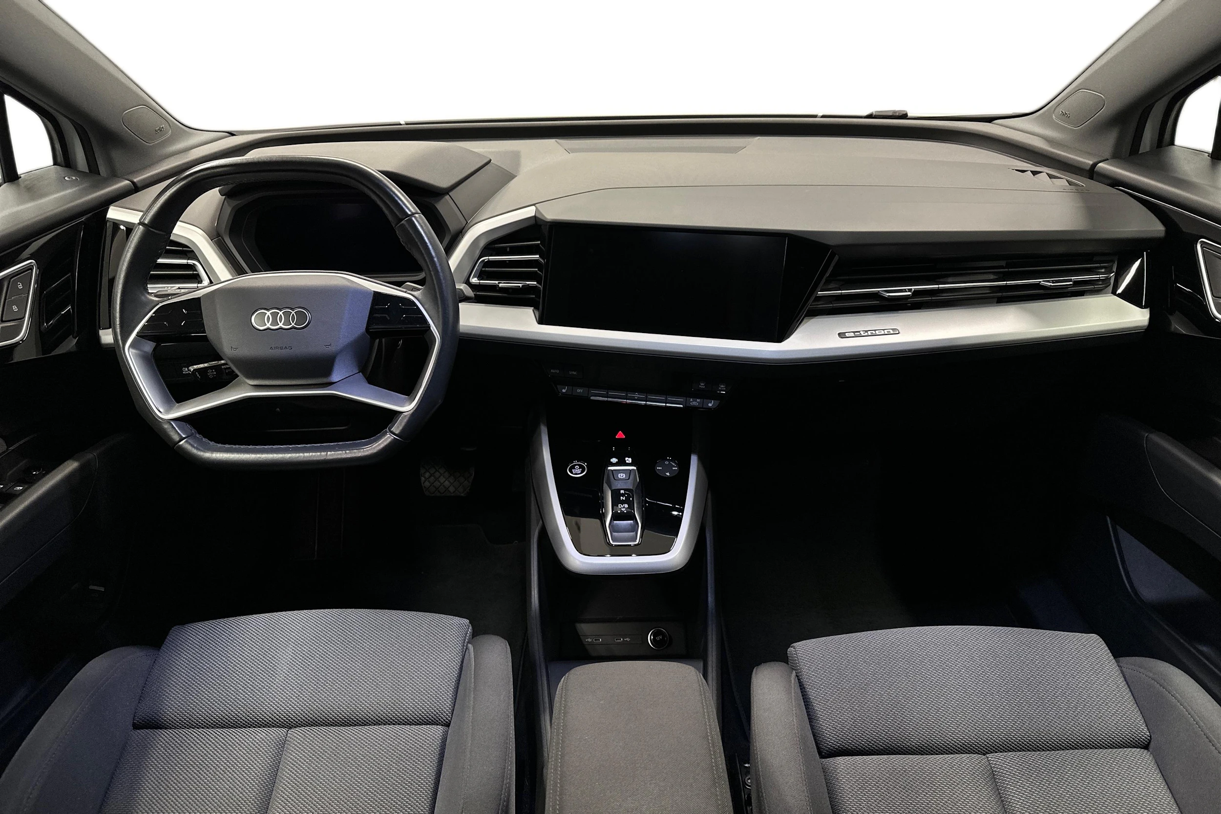 valkoinen Audi Q4 e-tron 2023 kuva 7.