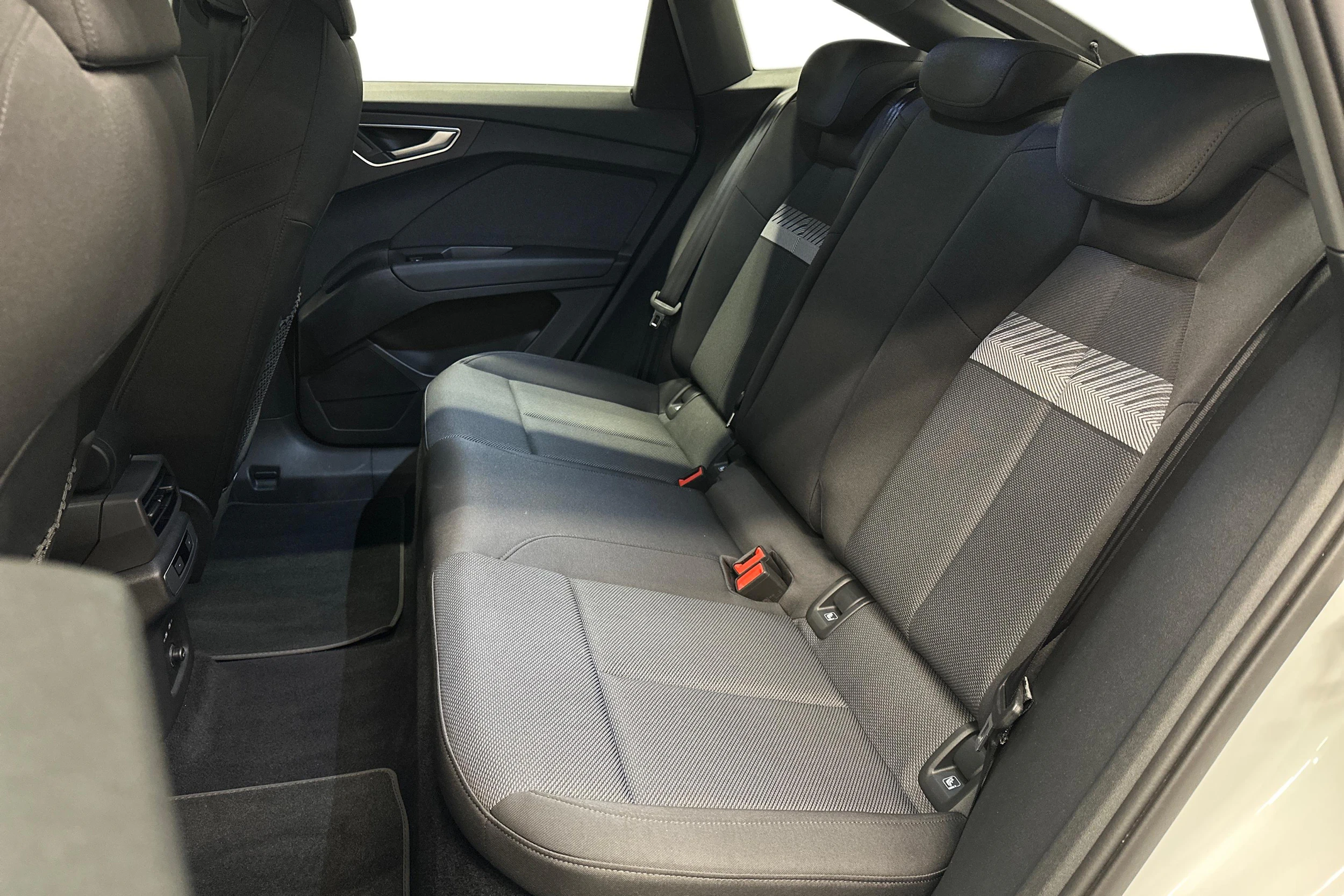 valkoinen Audi Q4 e-tron 2023 kuva 8.