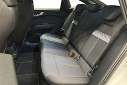 valkoinen Audi Q4 e-tron 2023 kuva 8.