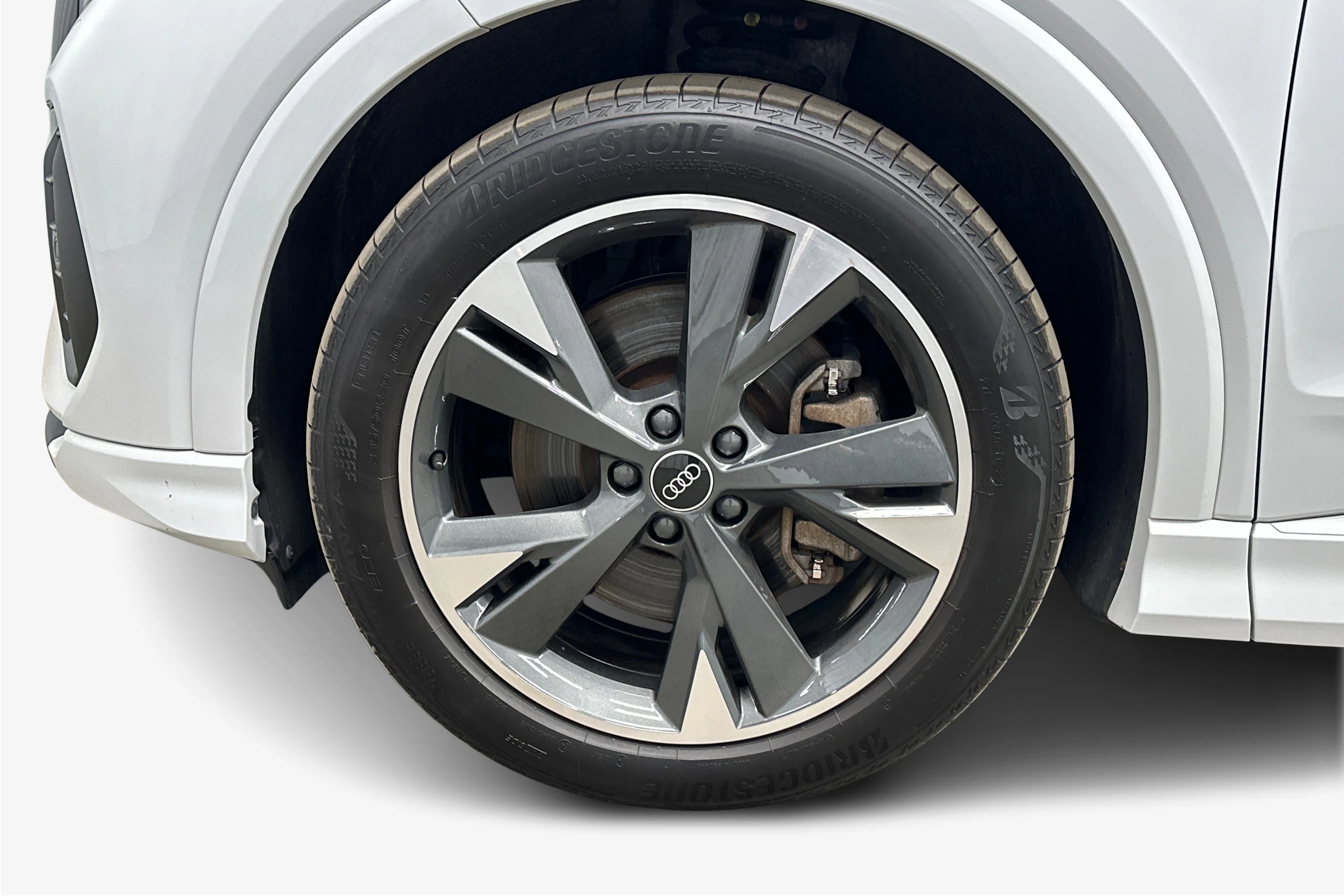 valkoinen Audi Q4 e-tron 2023 kuva 9.