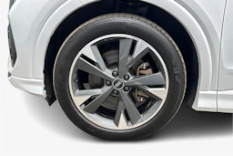 valkoinen Audi Q4 e-tron 2023 kuva 9.