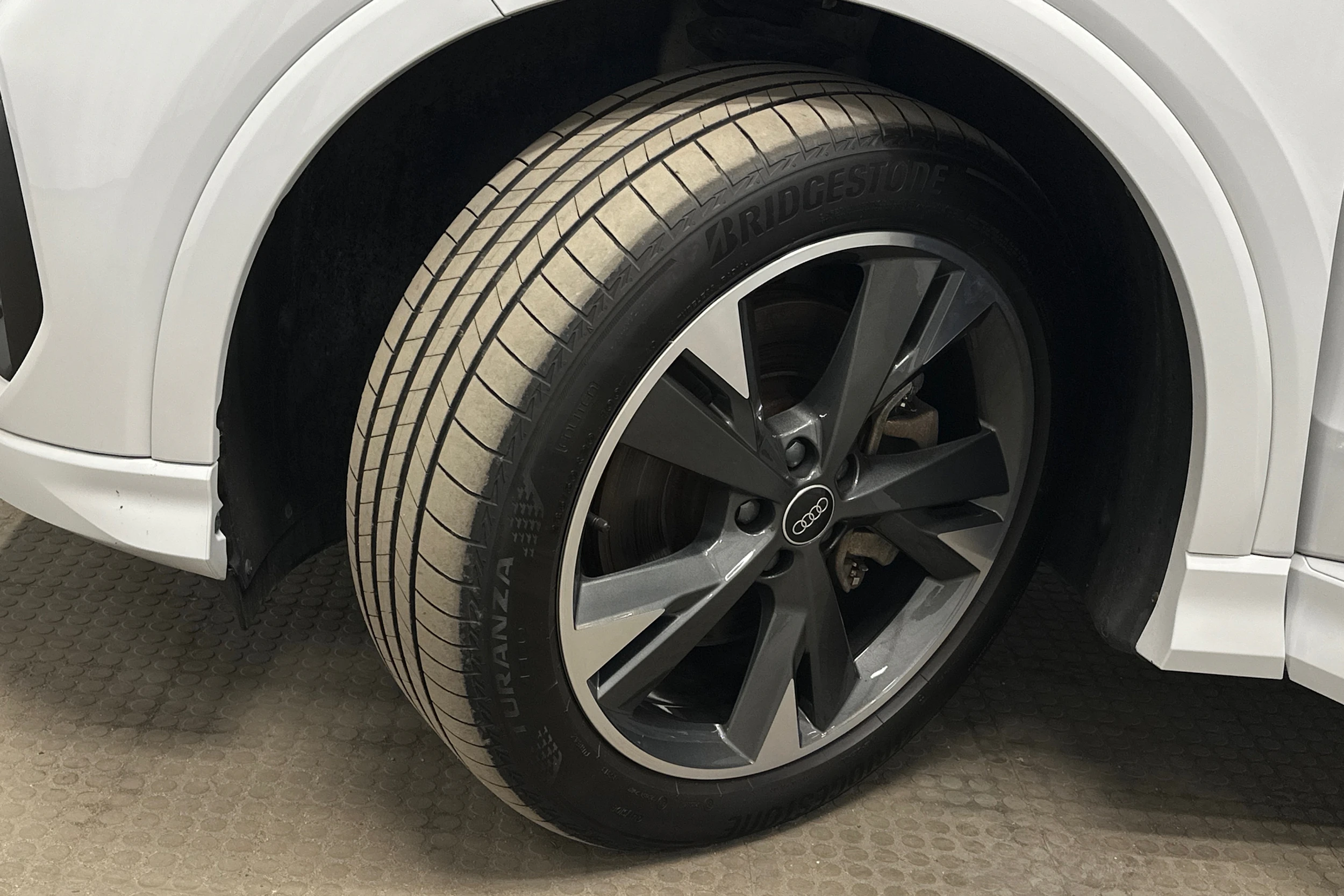 valkoinen Audi Q4 e-tron 2023 kuva 10.