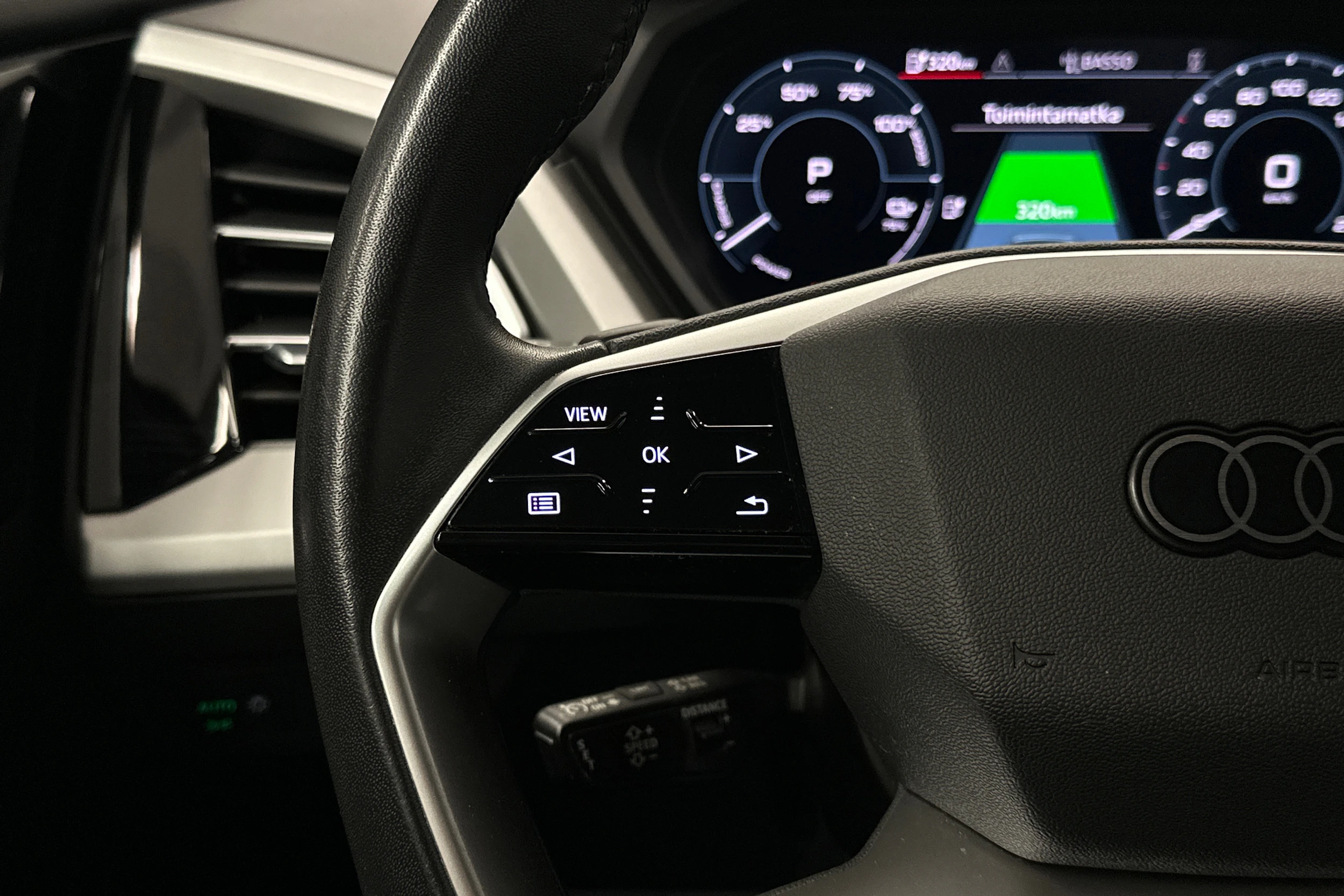 valkoinen Audi Q4 e-tron 2023 kuva 11.