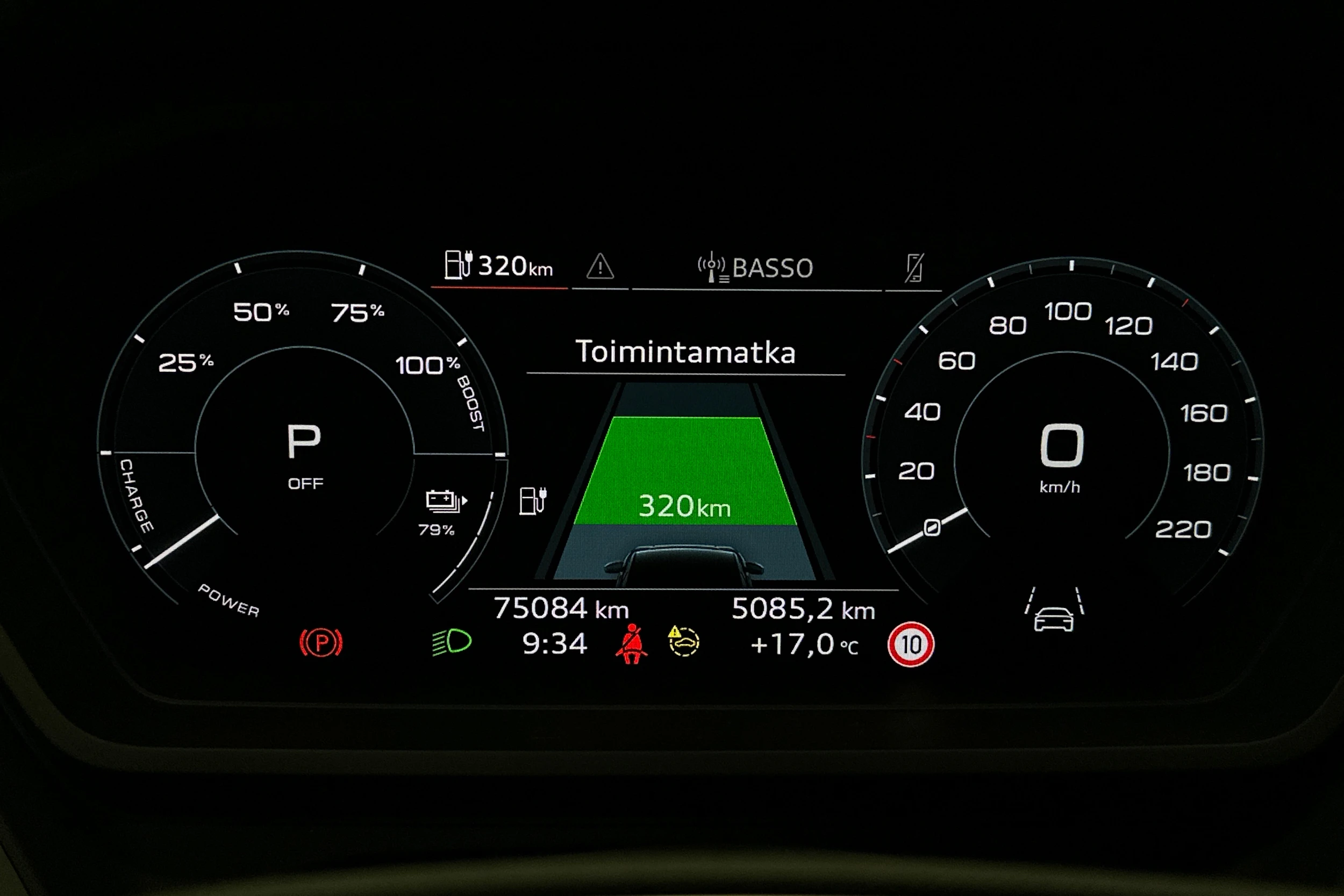 valkoinen Audi Q4 e-tron 2023 kuva 13.