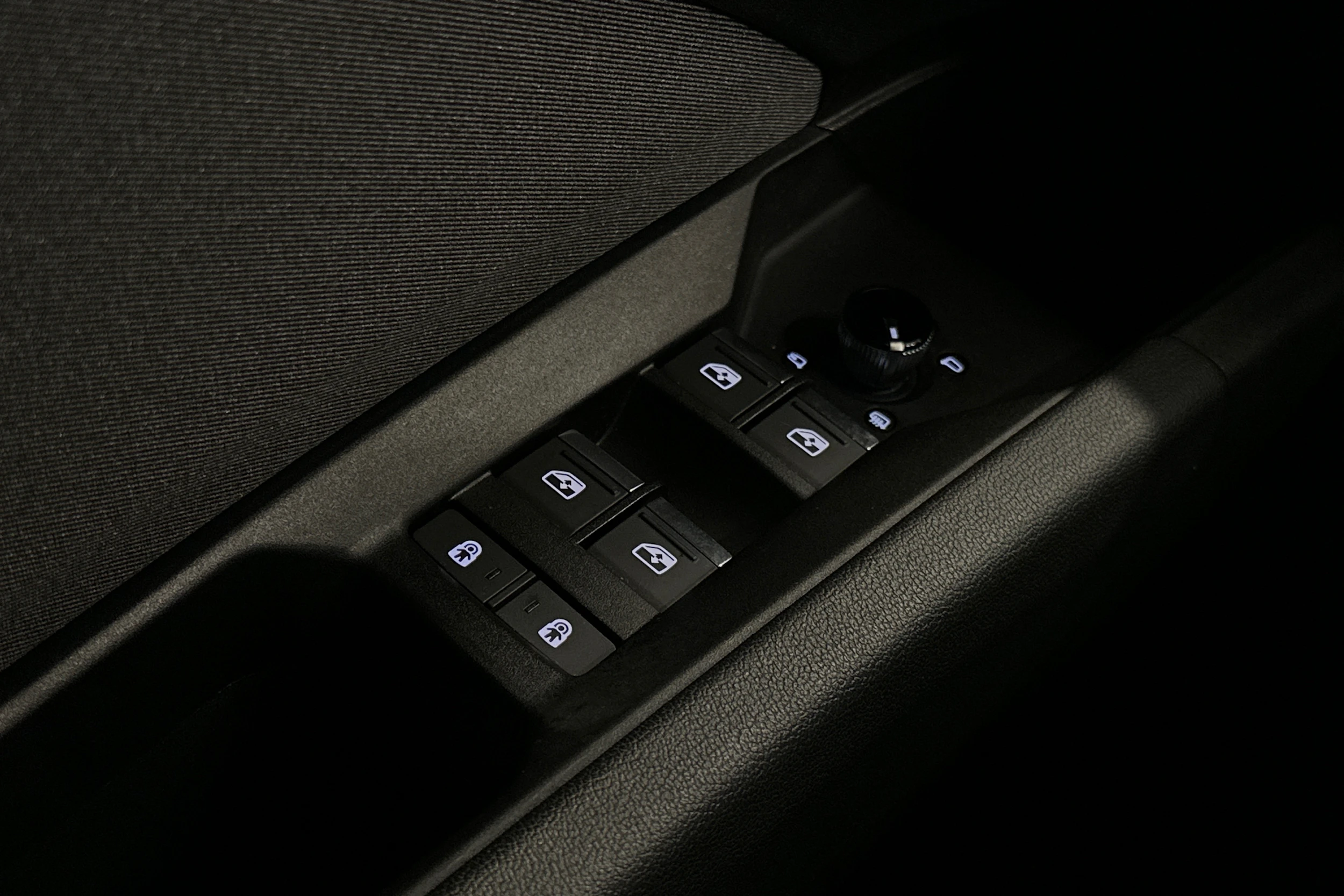 valkoinen Audi Q4 e-tron 2023 kuva 14.