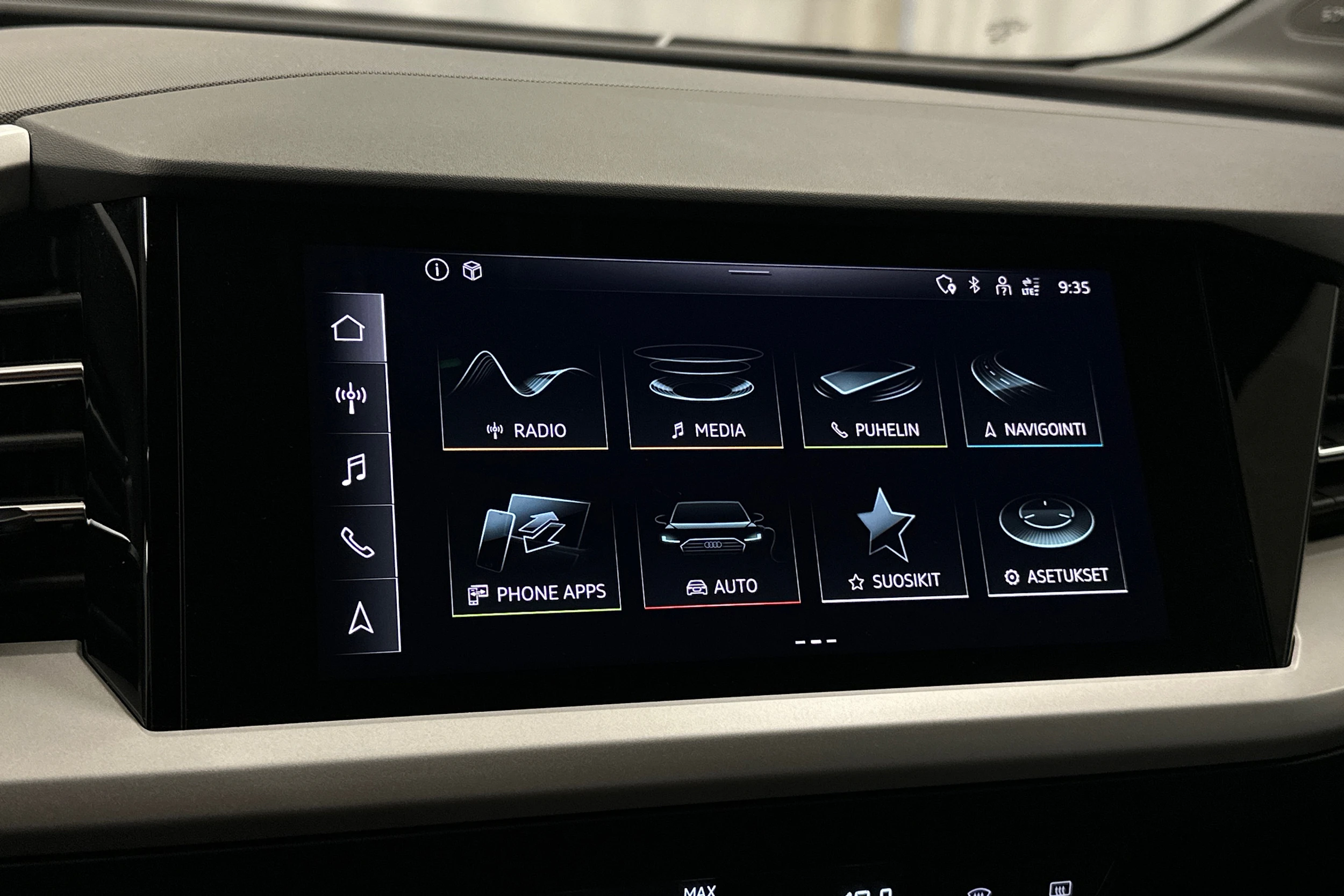 valkoinen Audi Q4 e-tron 2023 kuva 16.