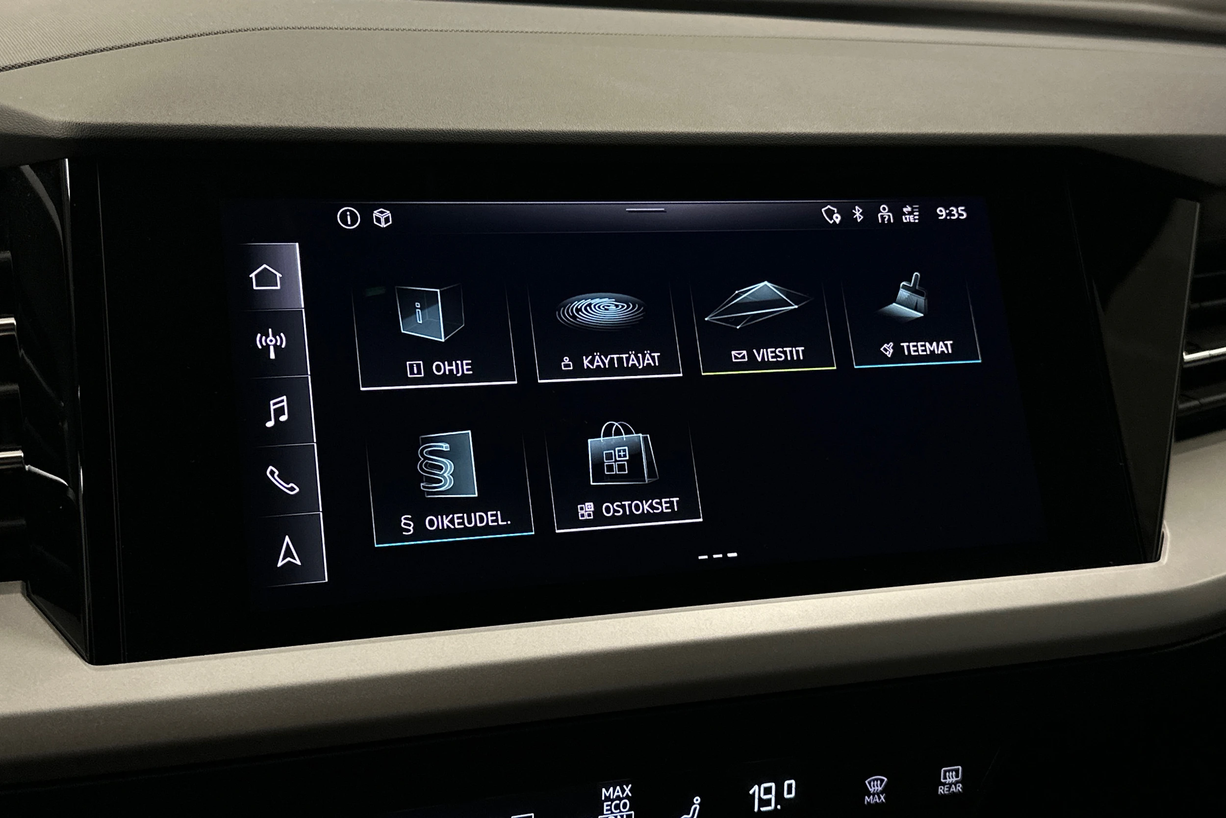 valkoinen Audi Q4 e-tron 2023 kuva 17.
