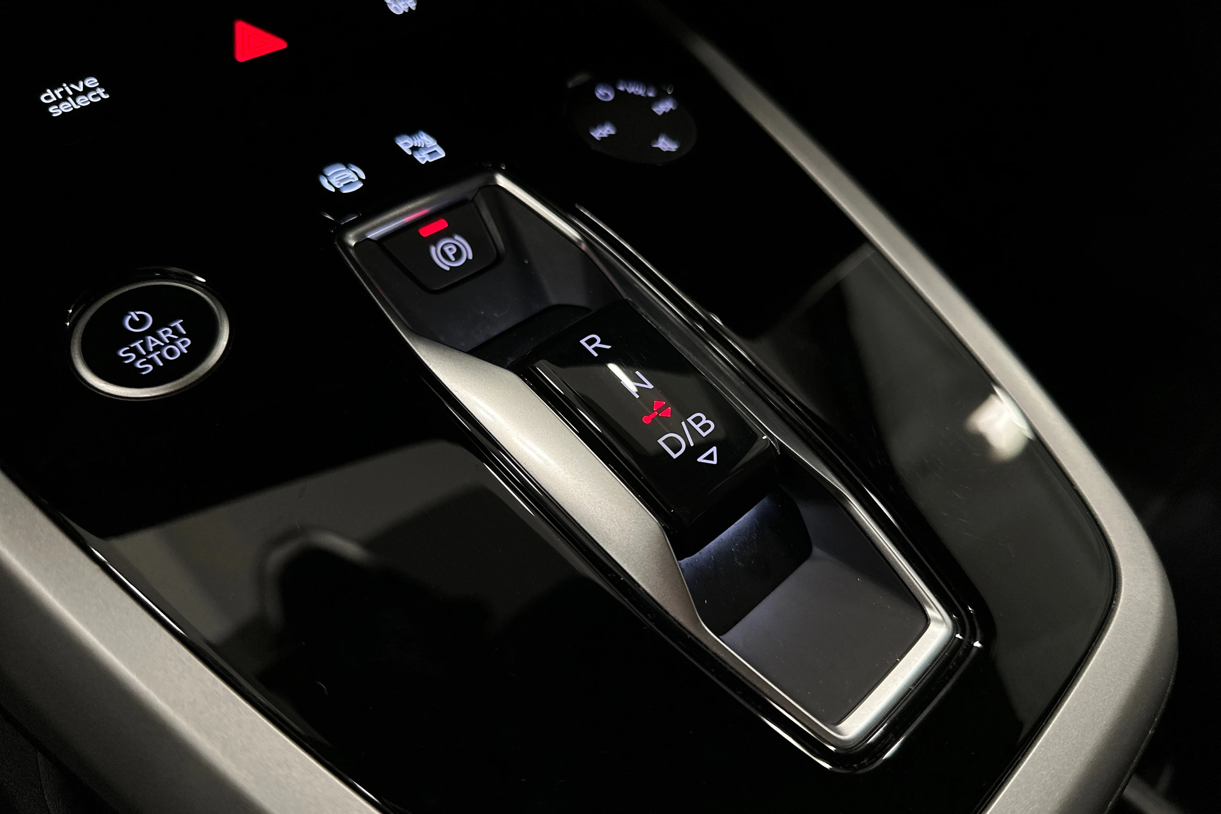 valkoinen Audi Q4 e-tron 2023 kuva 33.