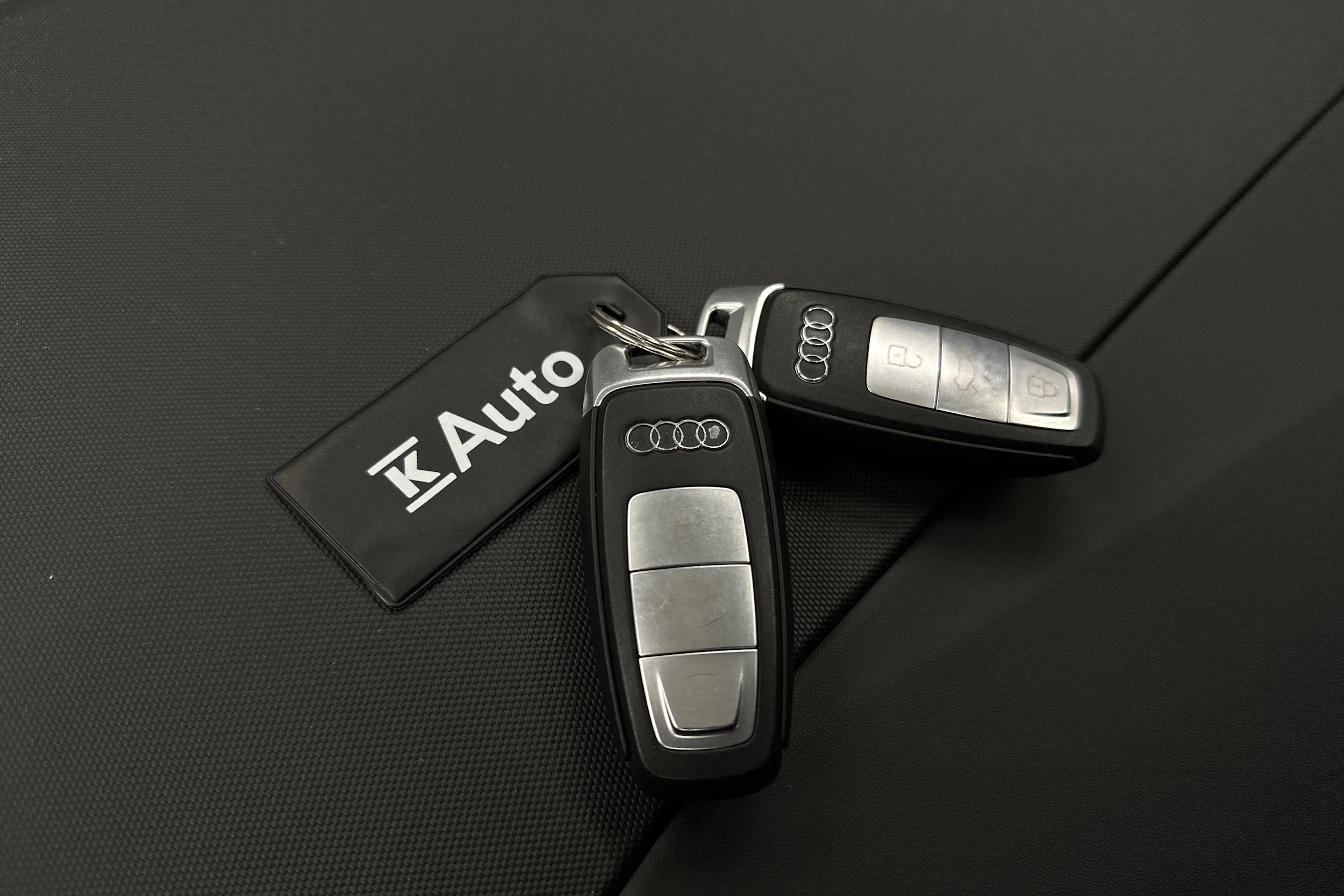 valkoinen Audi Q4 e-tron 2023 kuva 38.