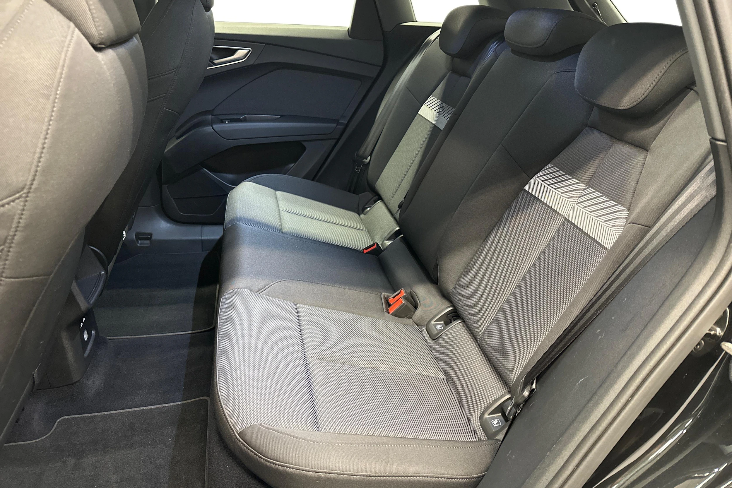 musta Audi Q4 e-tron 2023 kuva 8.