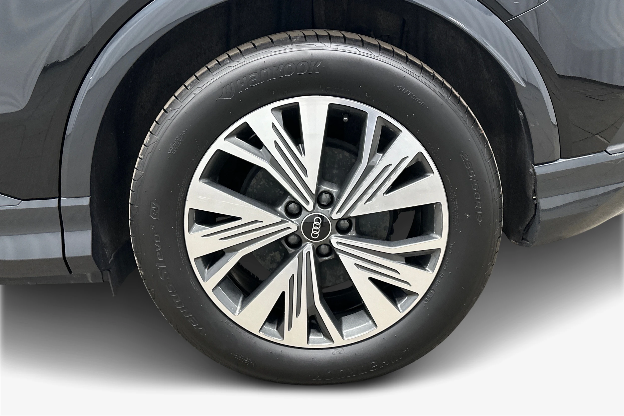 musta Audi Q4 e-tron 2023 kuva 9.