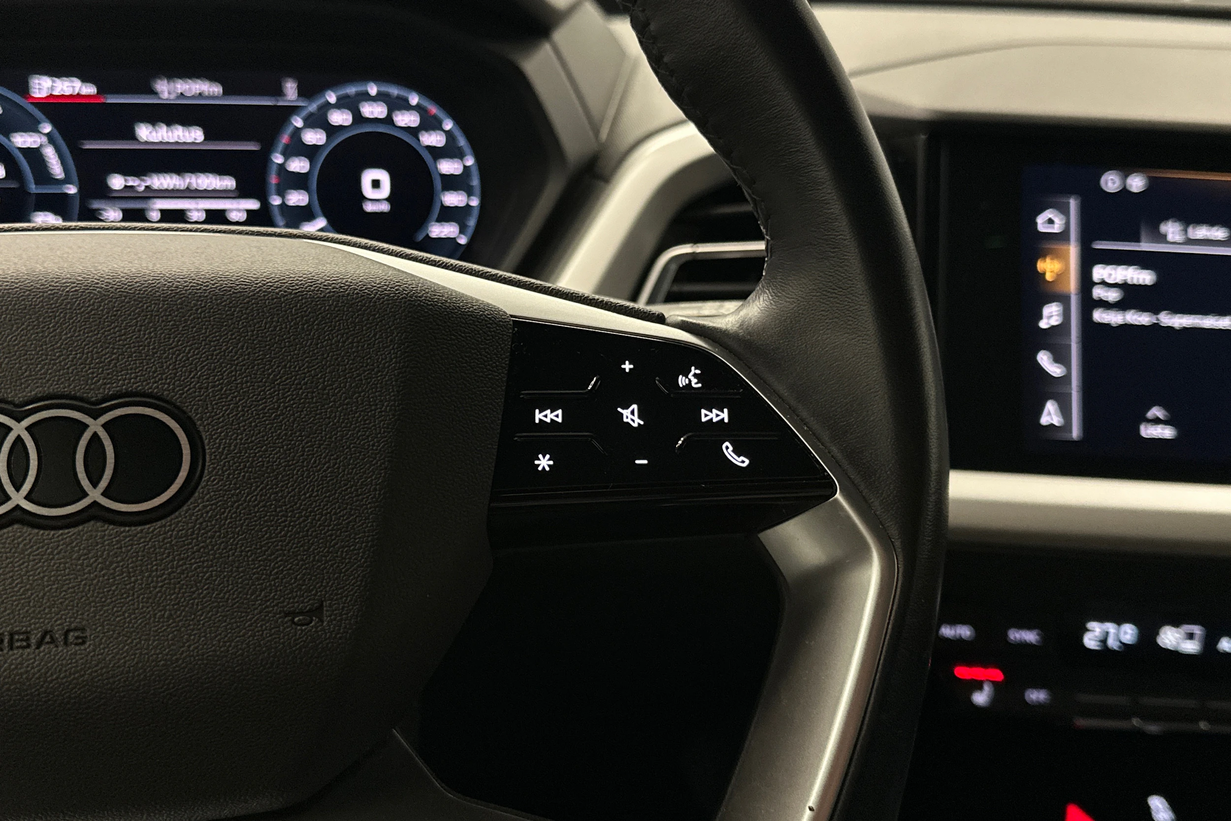 musta Audi Q4 e-tron 2023 kuva 12.