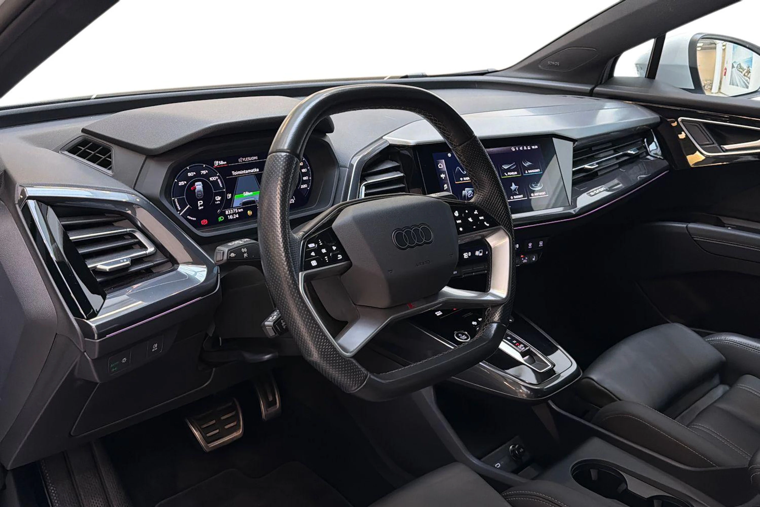 valkoinen Audi Q4 e-tron 2023 kuva 6.