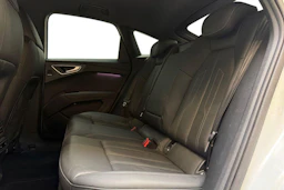 valkoinen Audi Q4 e-tron 2023 kuva 8.