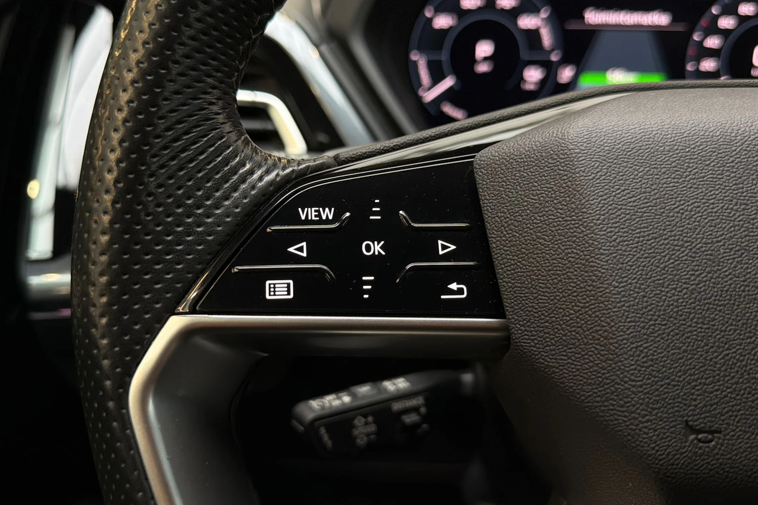 valkoinen Audi Q4 e-tron 2023 kuva 13.