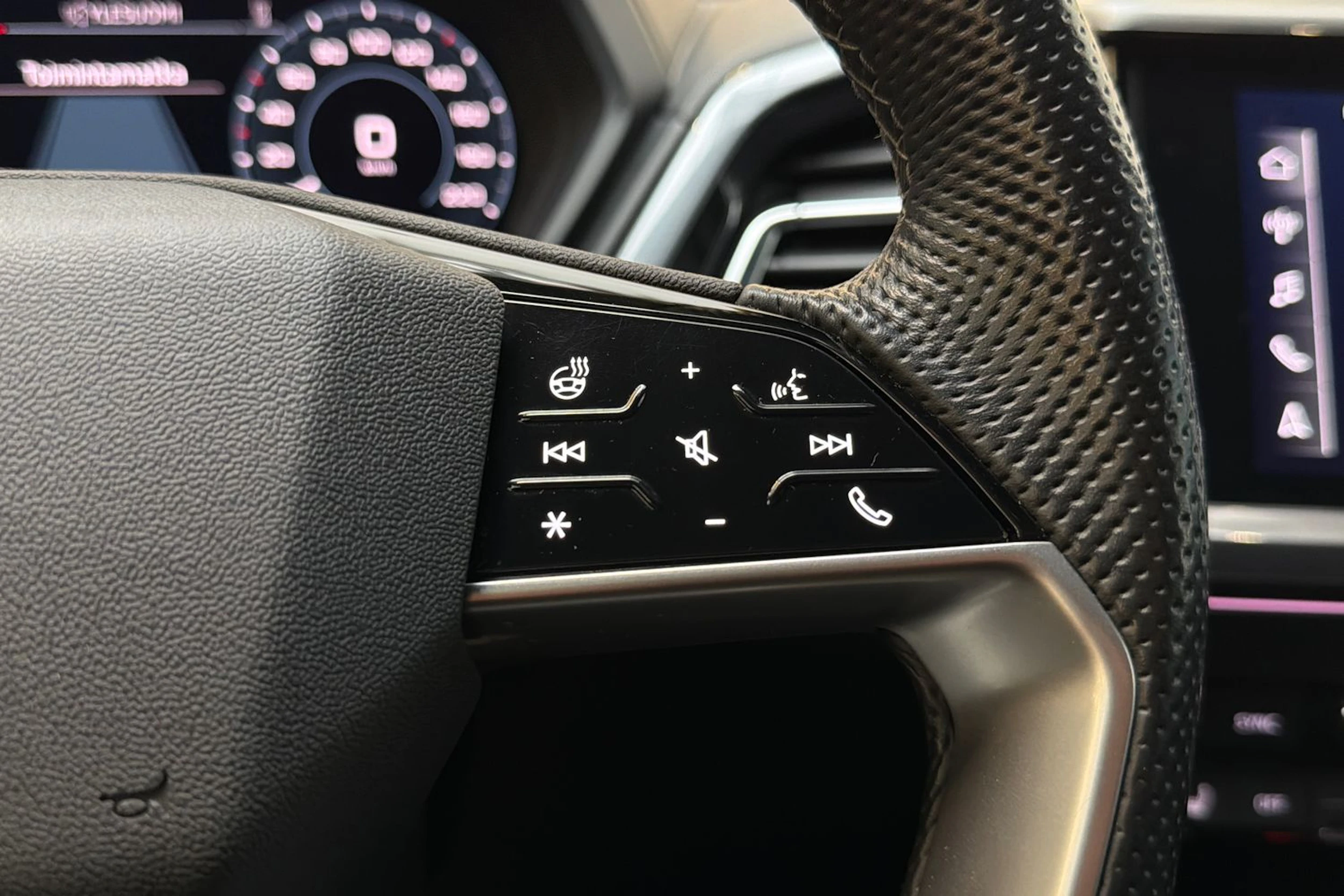valkoinen Audi Q4 e-tron 2023 kuva 14.