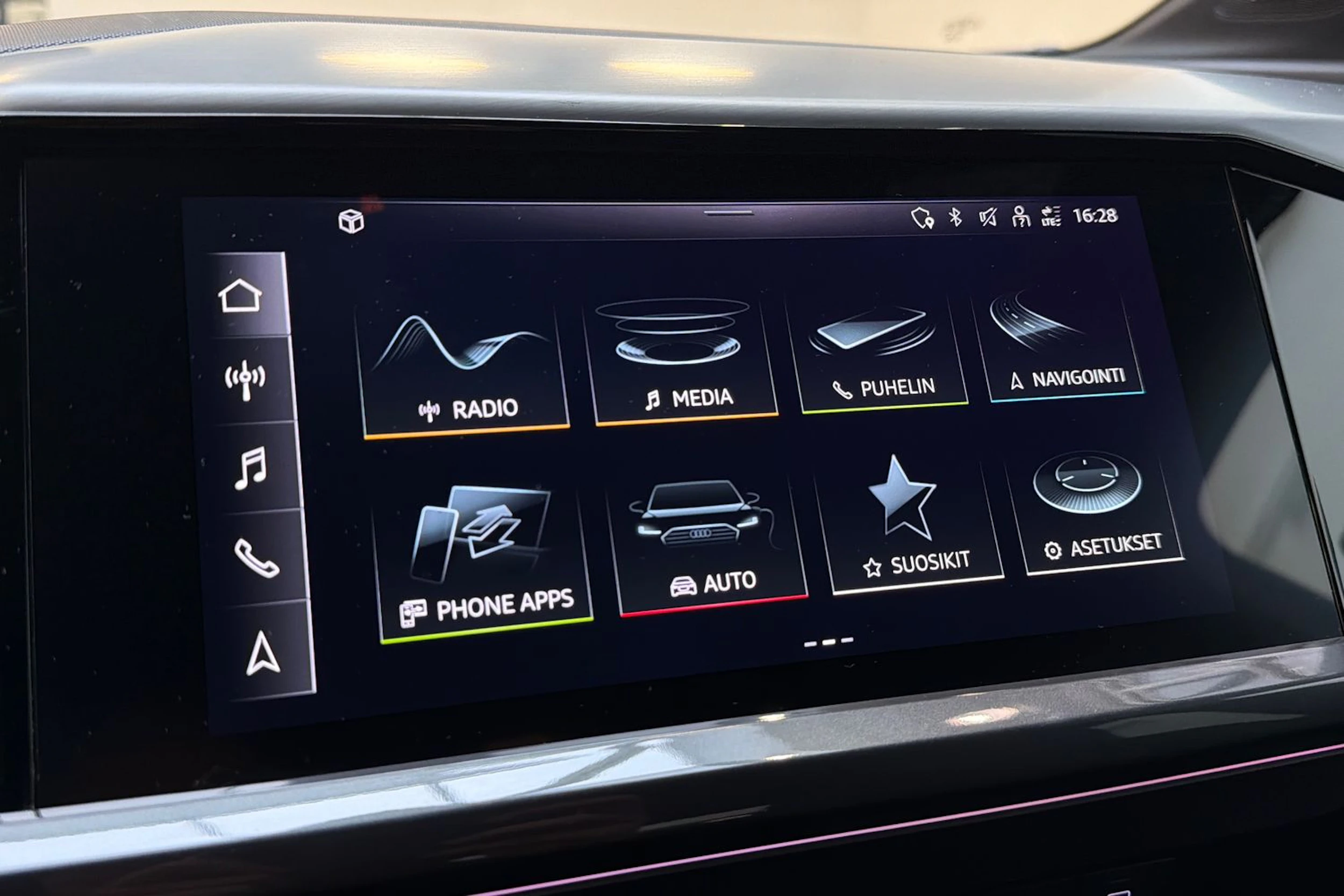 valkoinen Audi Q4 e-tron 2023 kuva 16.