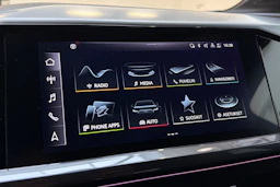 valkoinen Audi Q4 e-tron 2023 kuva 16.