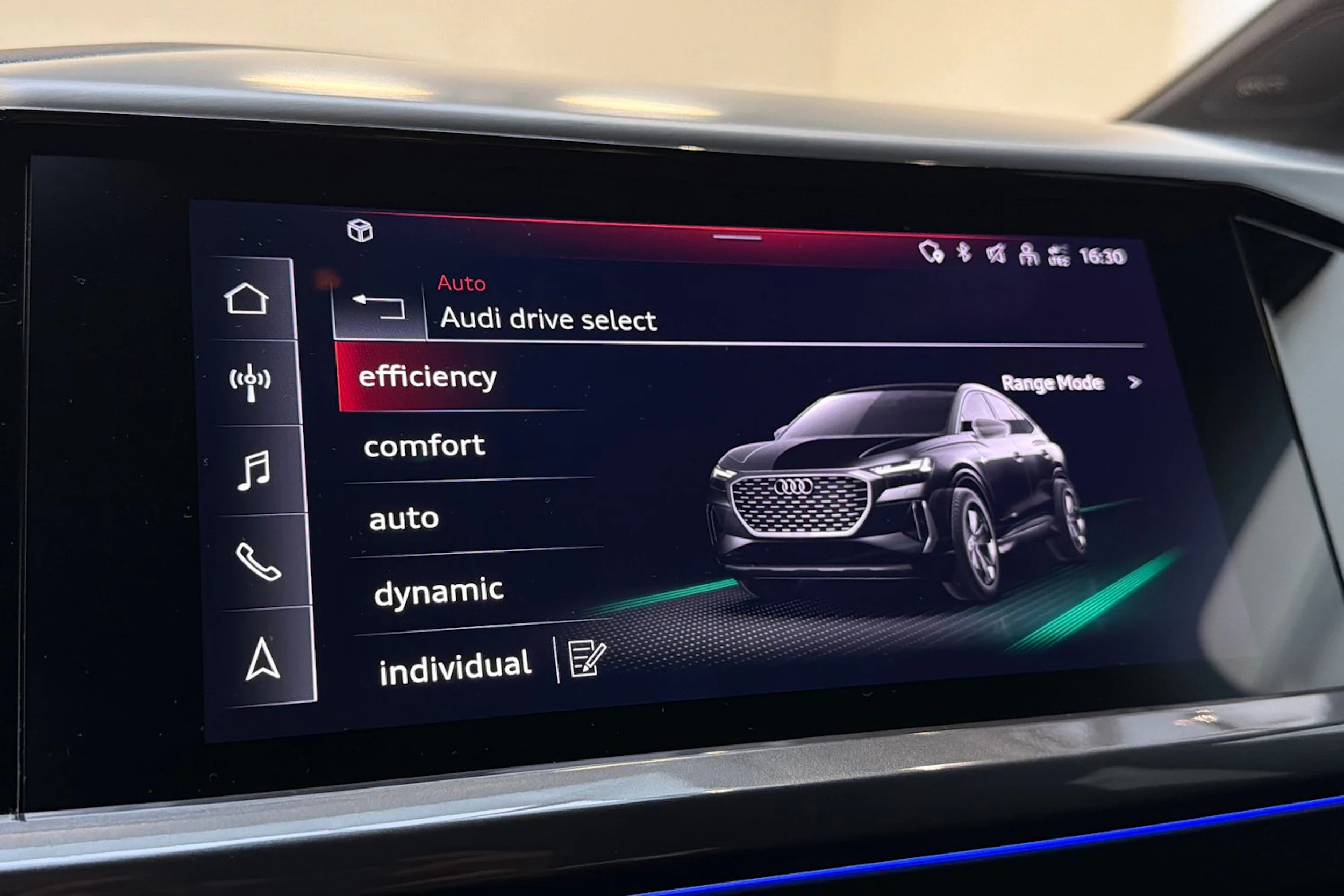 valkoinen Audi Q4 e-tron 2023 kuva 19.