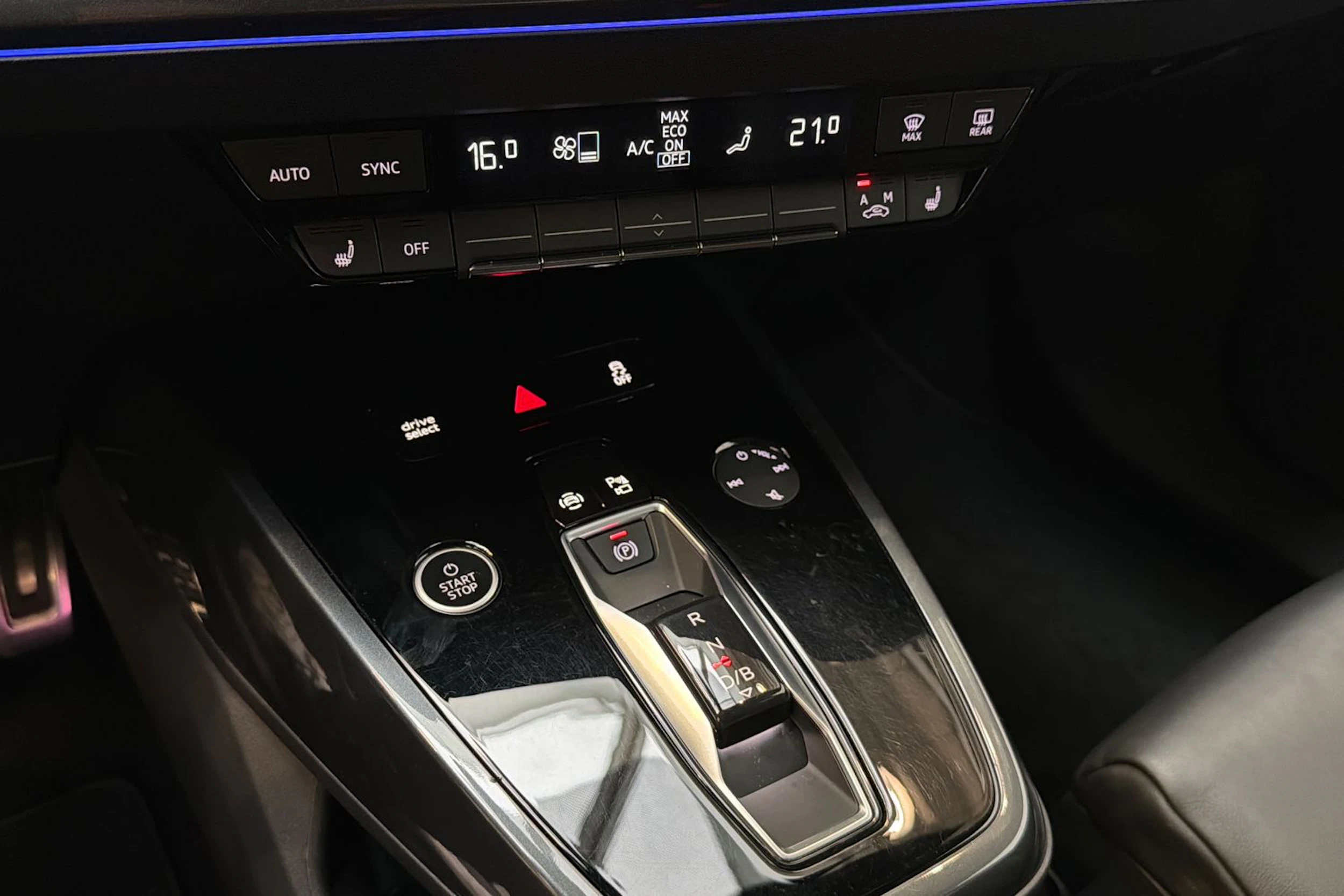 valkoinen Audi Q4 e-tron 2023 kuva 28.