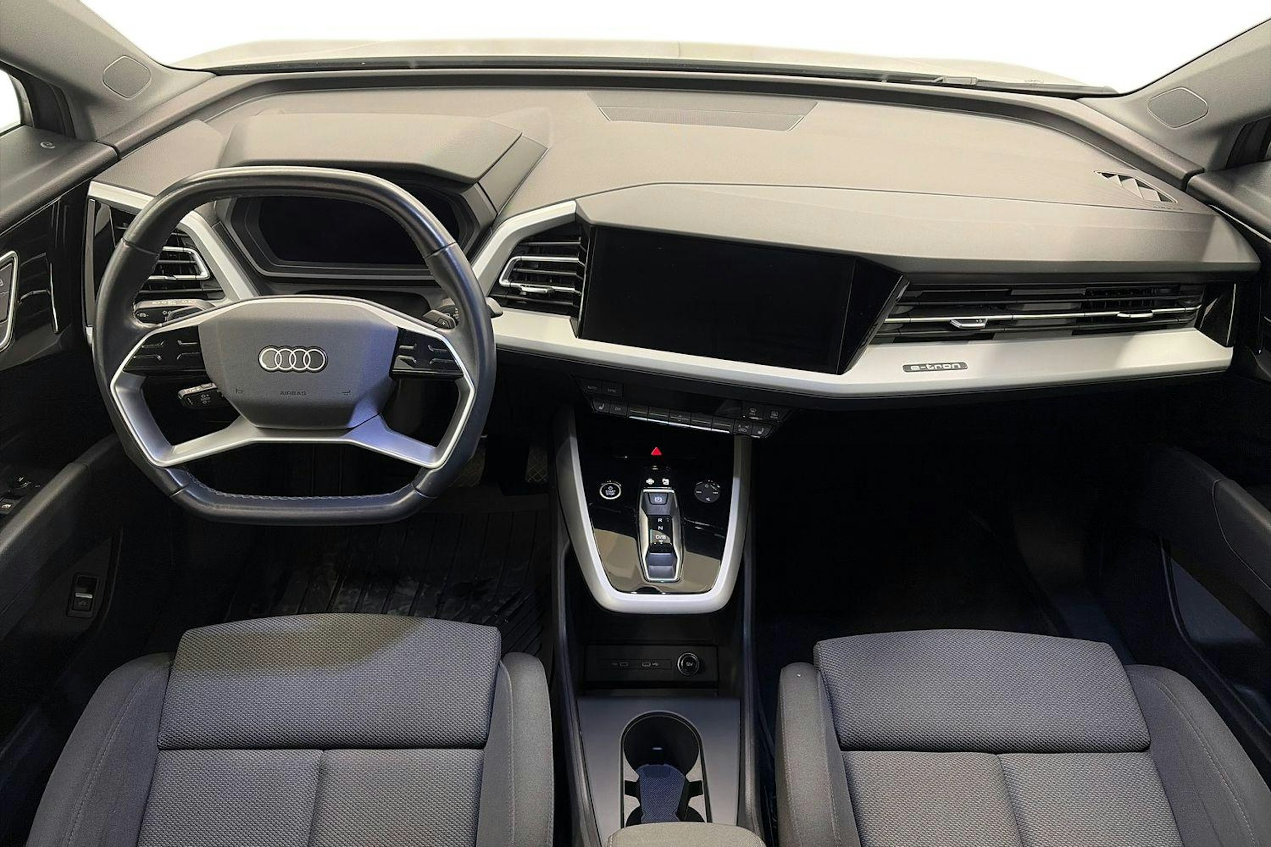harmaa Audi Q4 e-tron 2023 kuva 9.