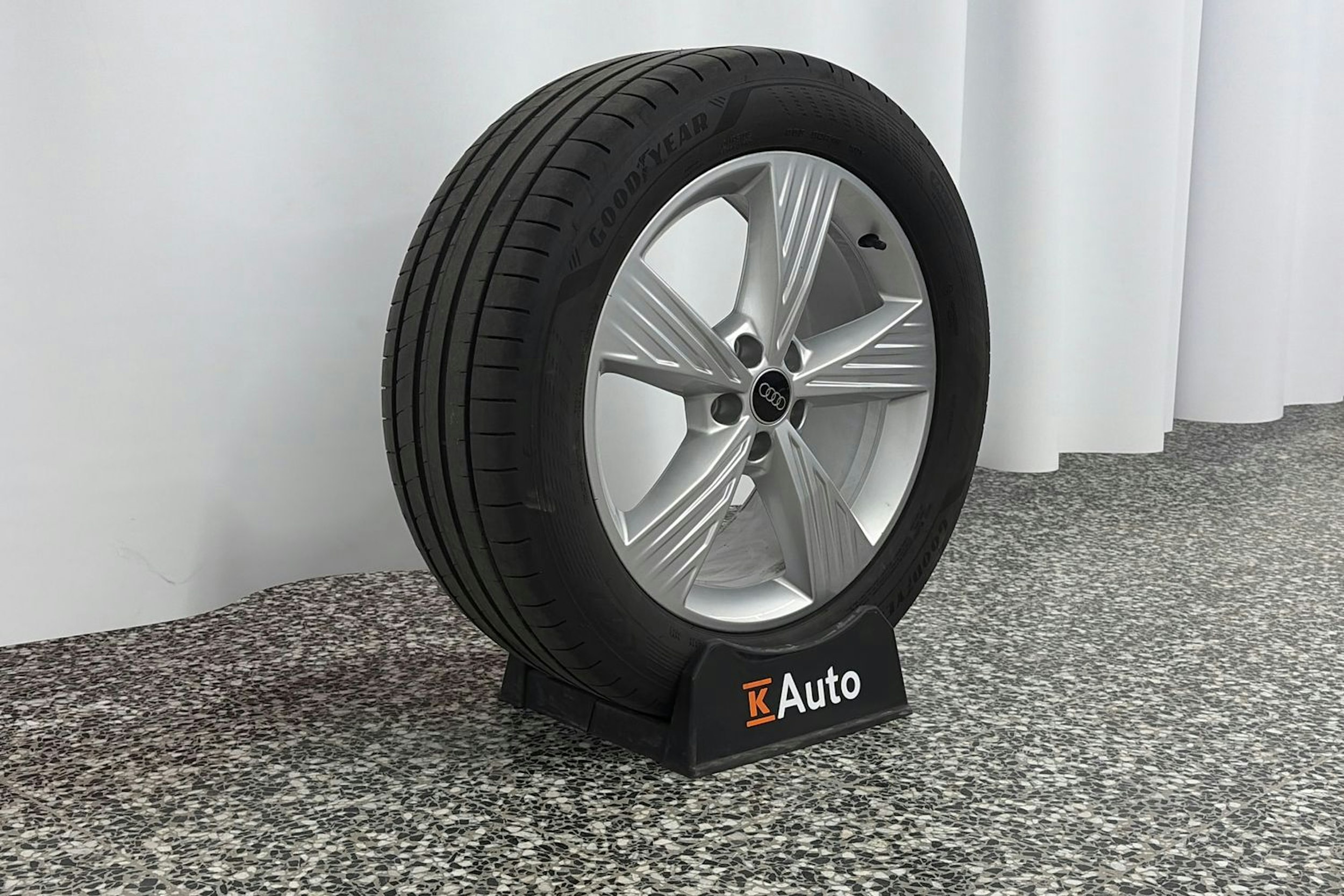 harmaa Audi Q4 e-tron 2023 kuva 13.