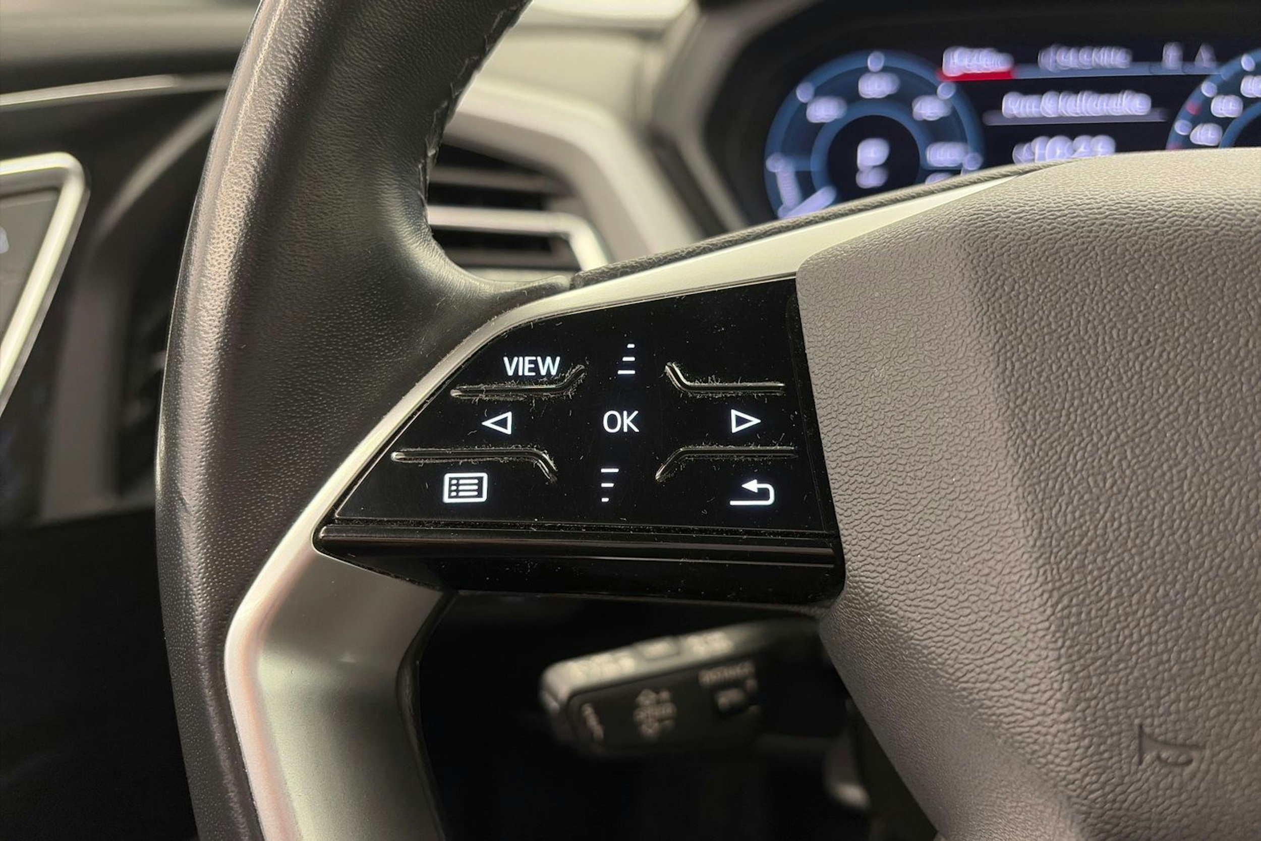 harmaa Audi Q4 e-tron 2023 kuva 19.