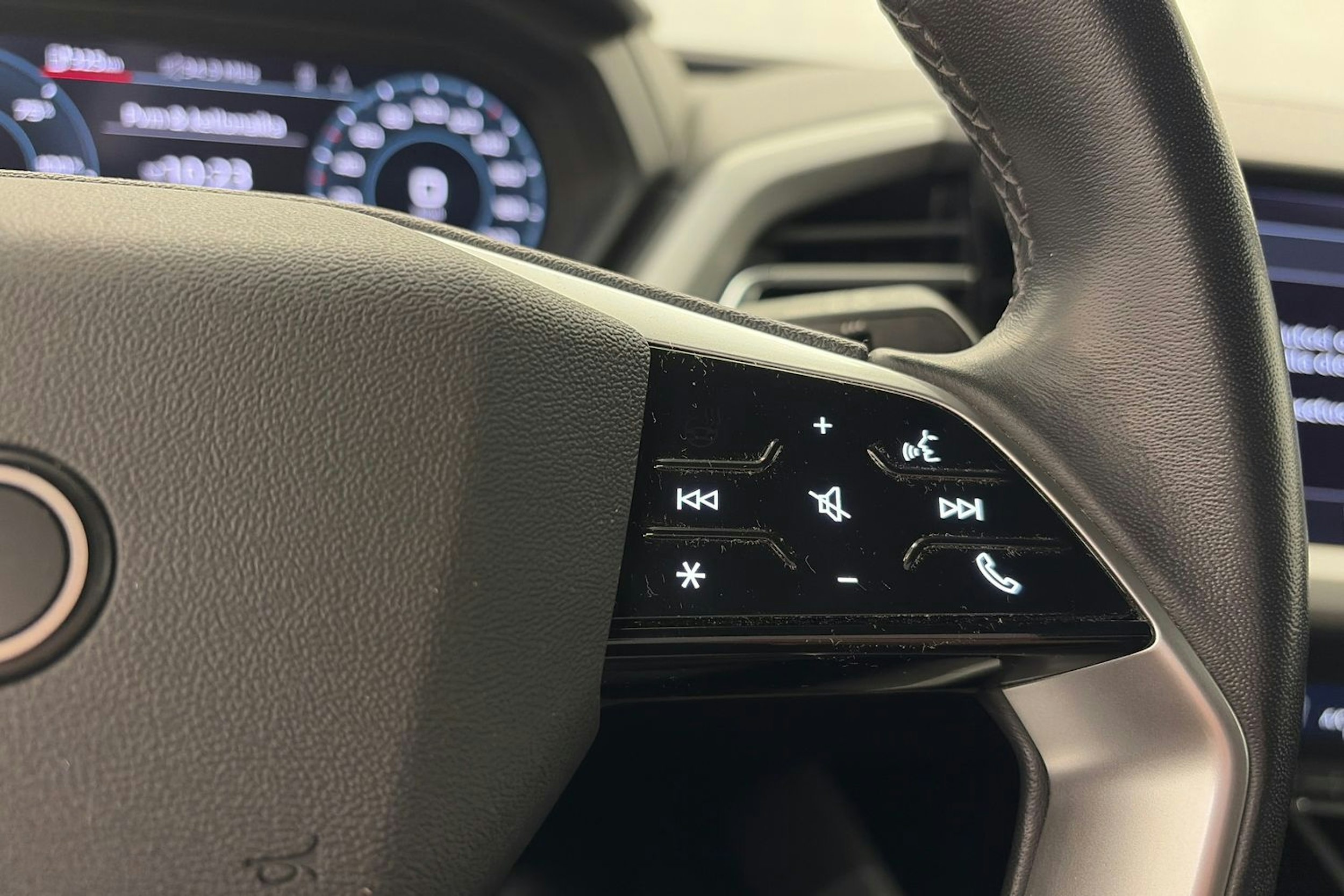 harmaa Audi Q4 e-tron 2023 kuva 21.