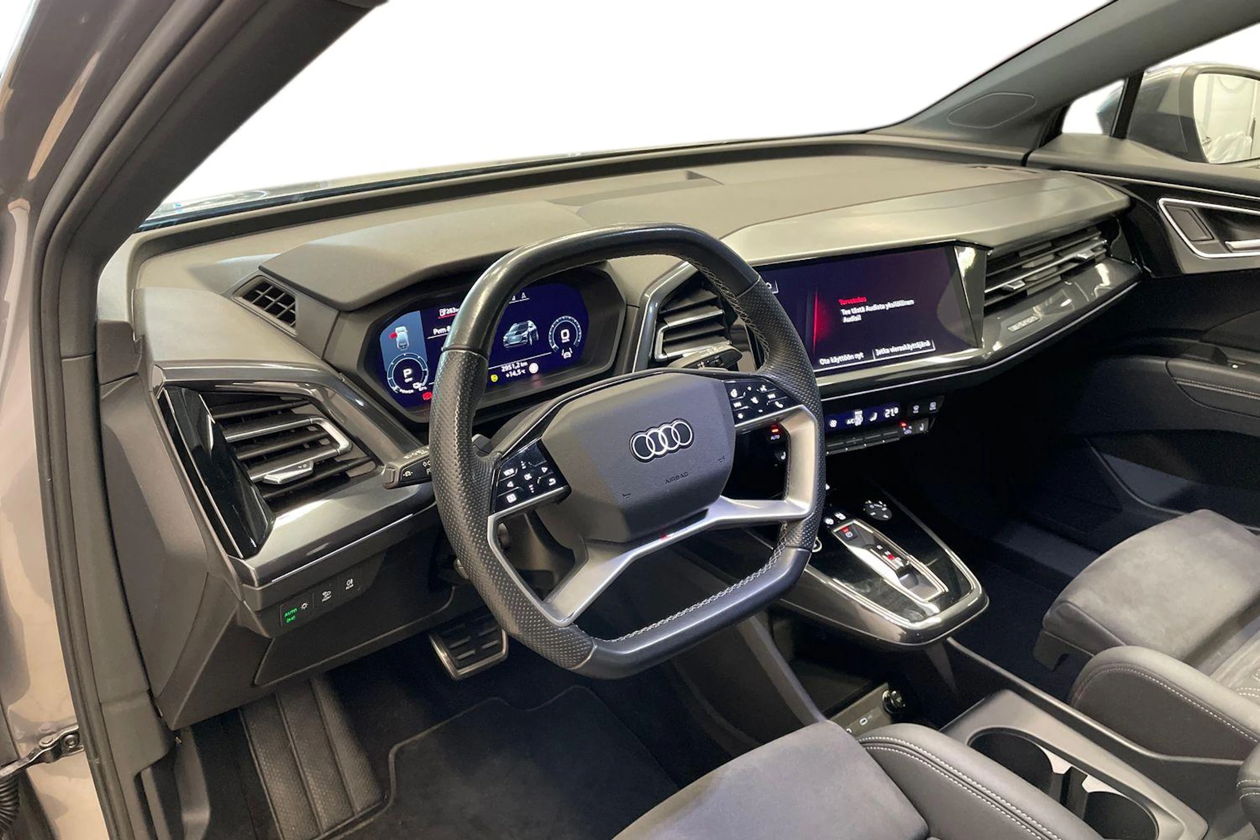 Harmaa Audi Q4 e-tron 2023 kuva 6.