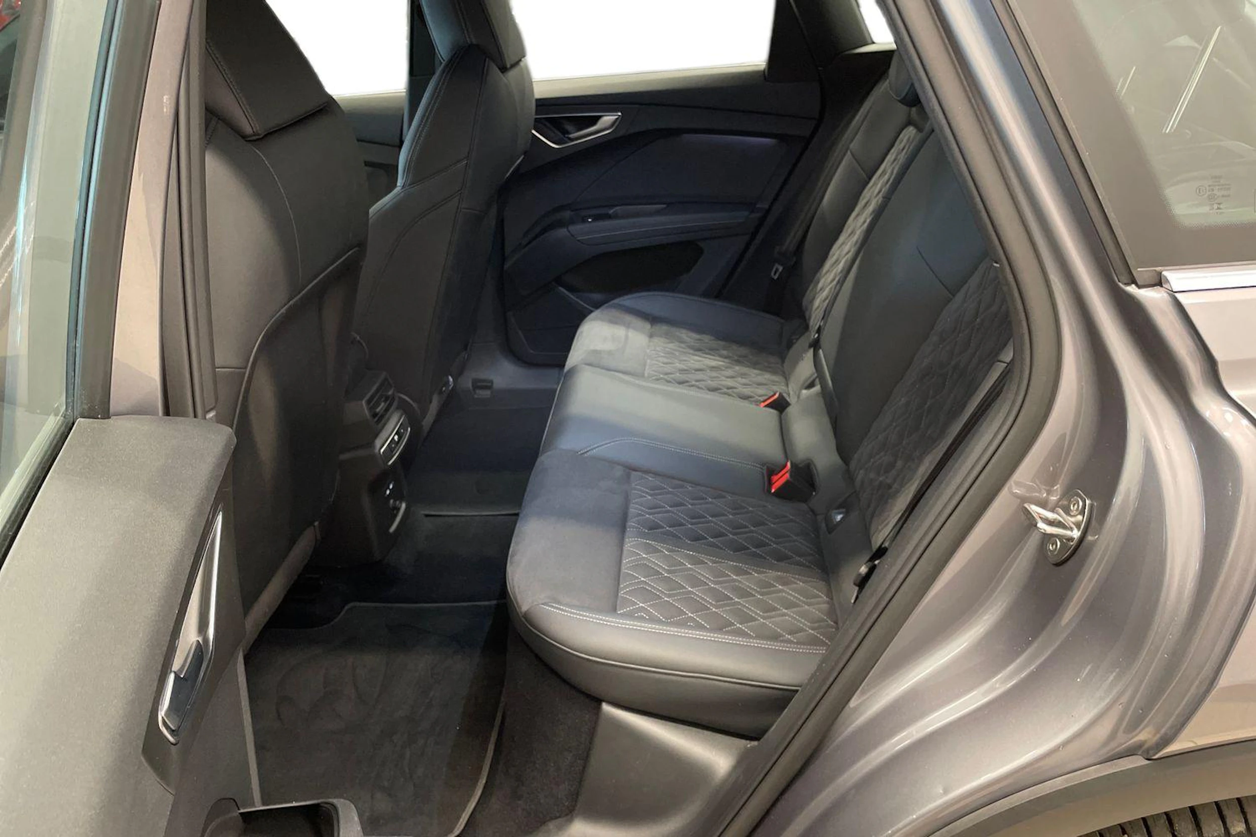 Harmaa Audi Q4 e-tron 2023 kuva 8.