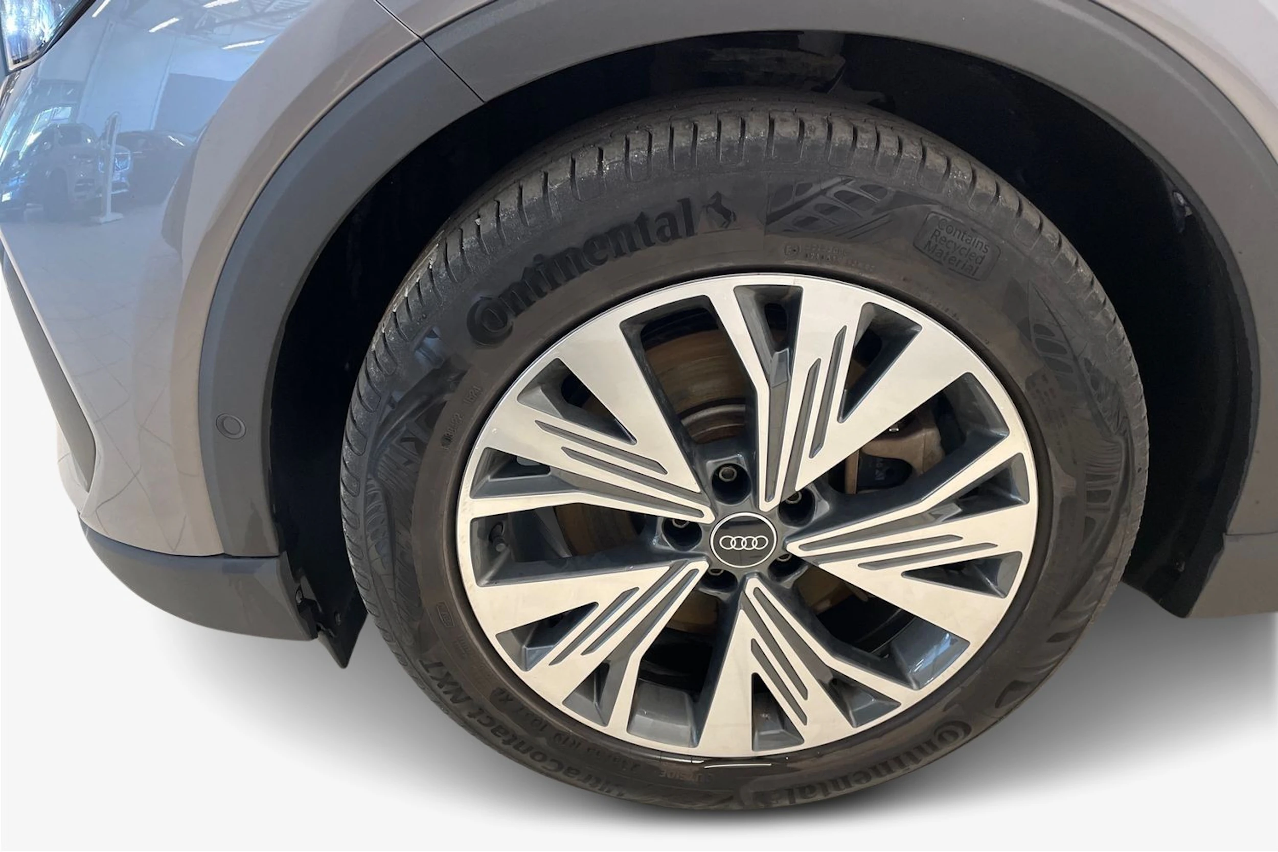 Harmaa Audi Q4 e-tron 2023 kuva 9.