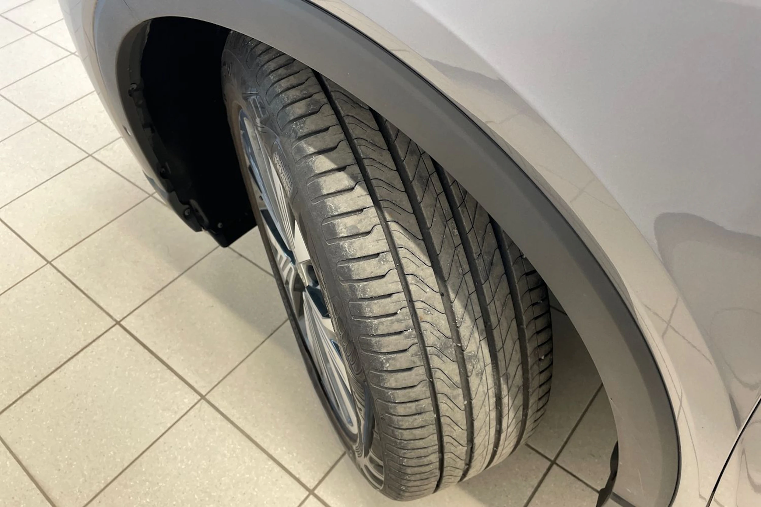 Harmaa Audi Q4 e-tron 2023 kuva 10.