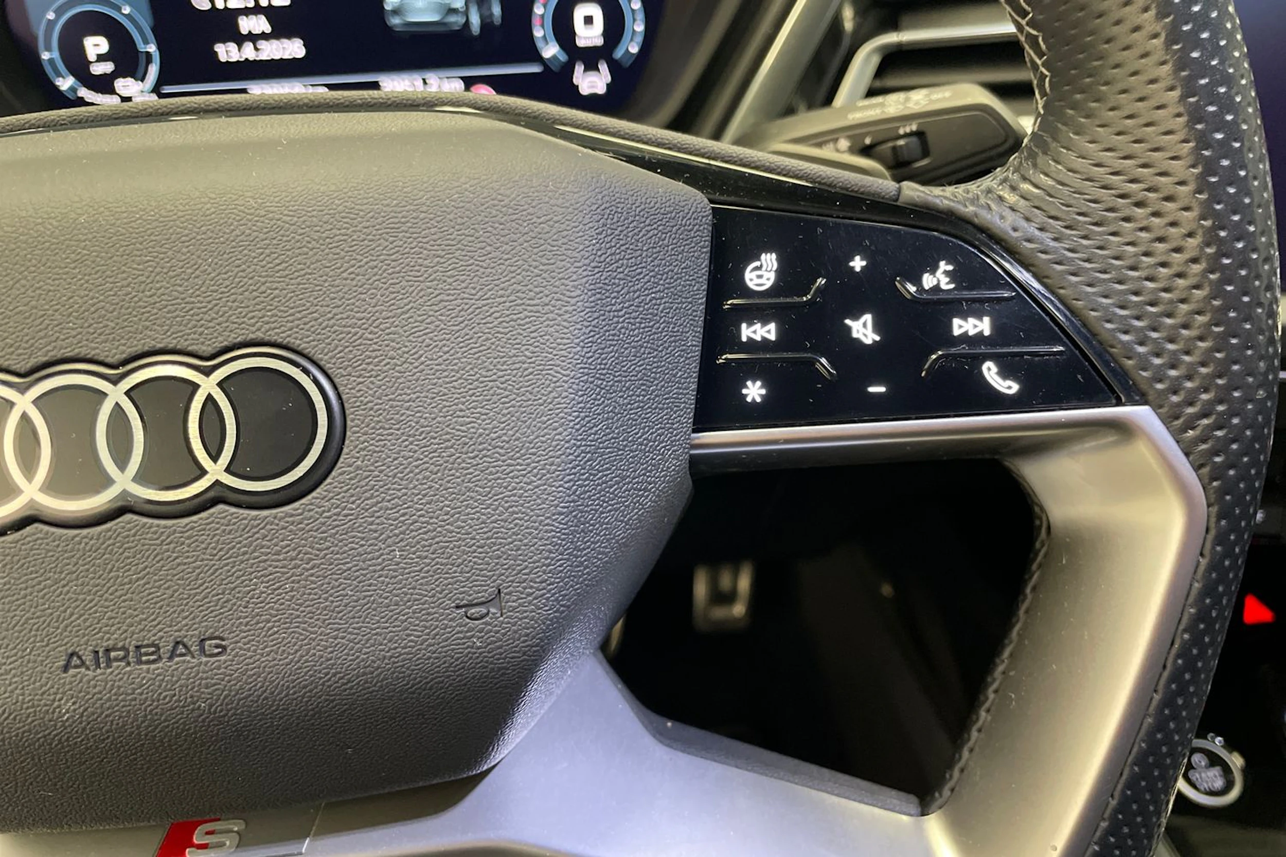 Harmaa Audi Q4 e-tron 2023 kuva 12.