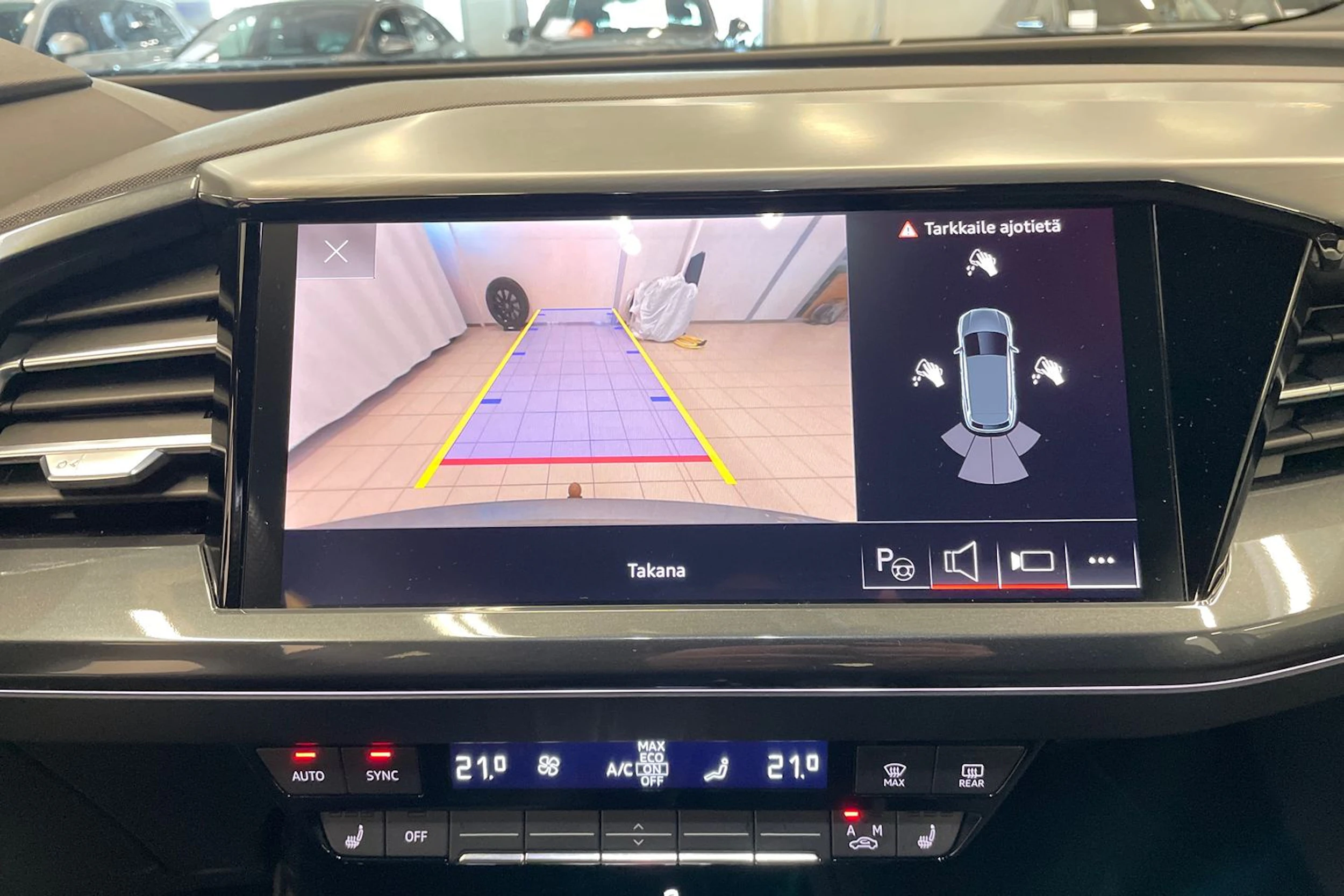 Harmaa Audi Q4 e-tron 2023 kuva 15.