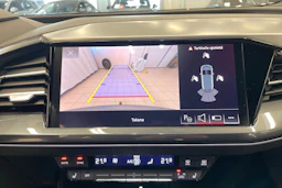 Harmaa Audi Q4 e-tron 2023 kuva 15.