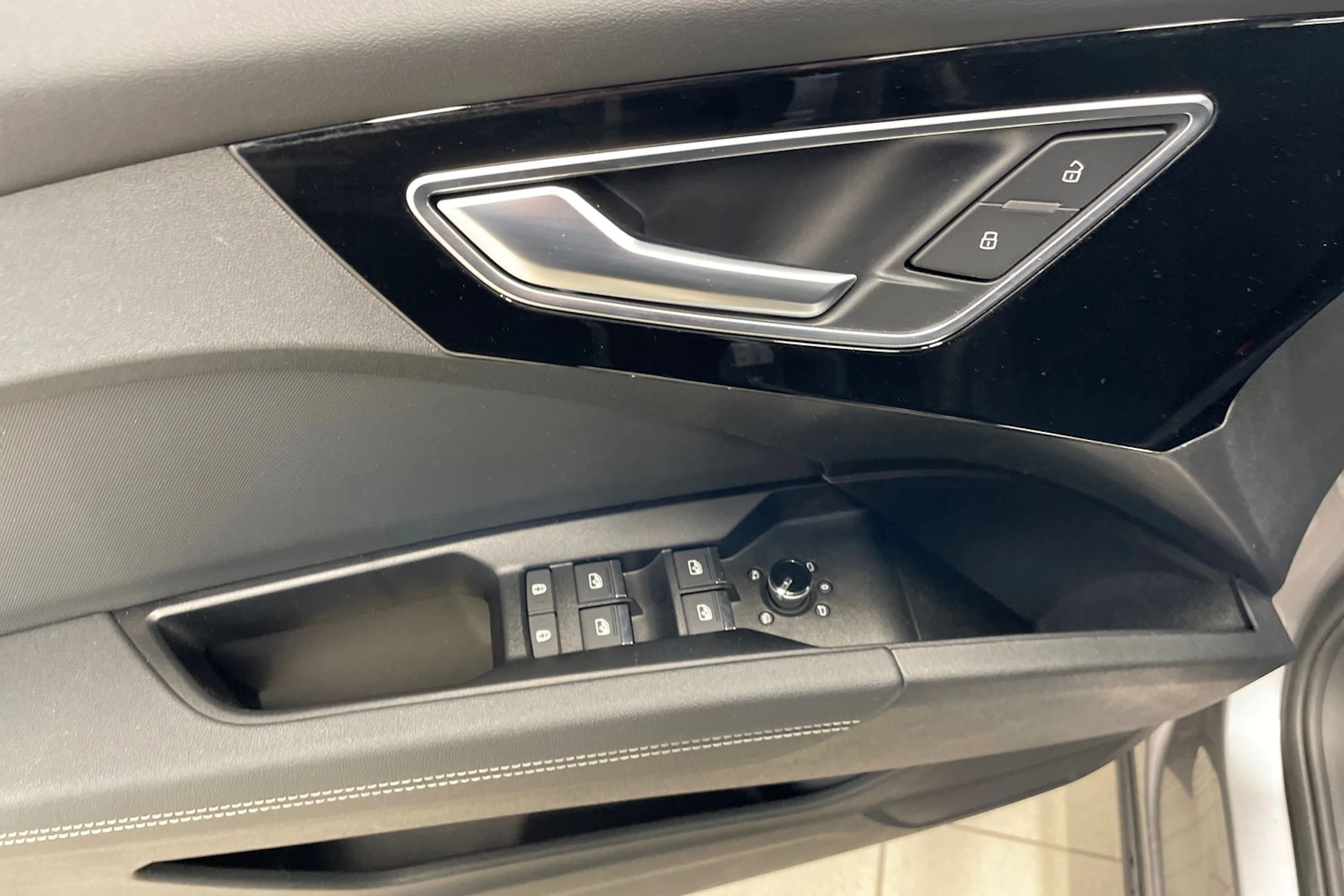 Harmaa Audi Q4 e-tron 2023 kuva 16.