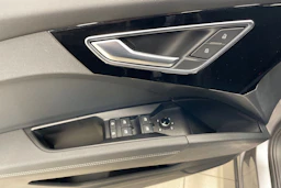 Harmaa Audi Q4 e-tron 2023 kuva 16.