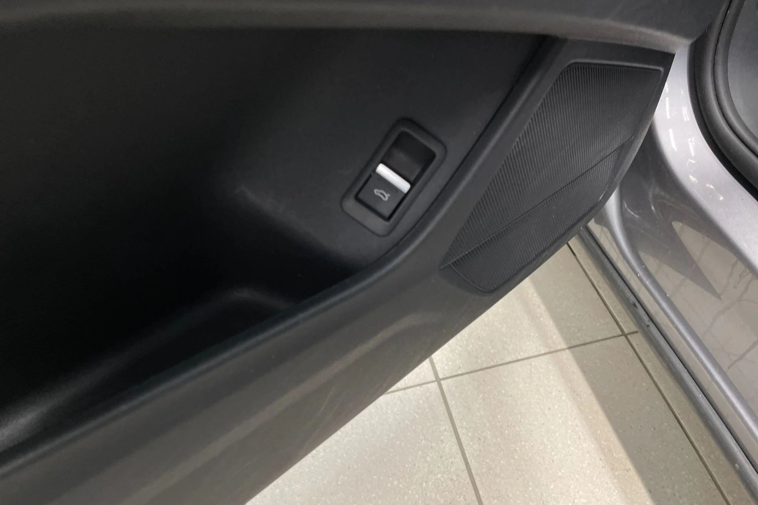 Harmaa Audi Q4 e-tron 2023 kuva 17.