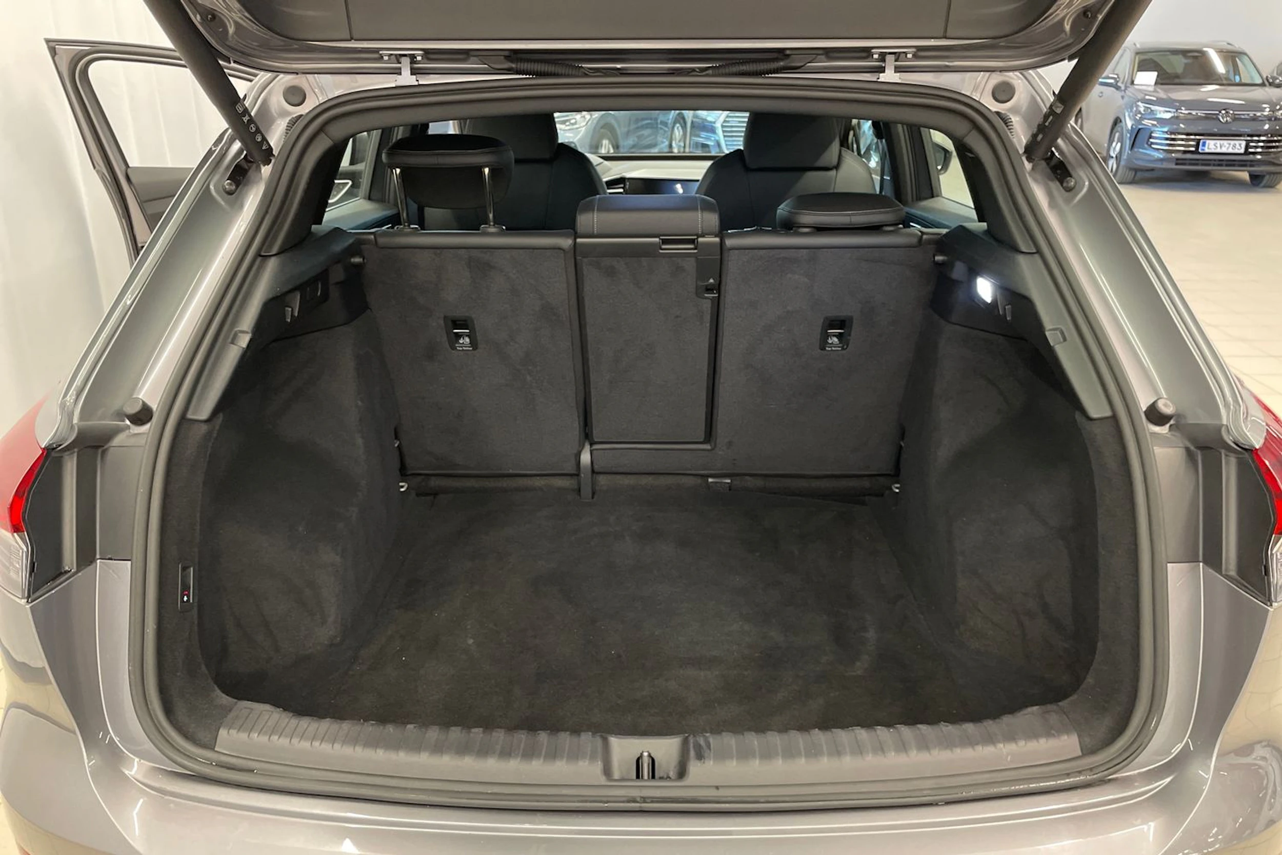 Harmaa Audi Q4 e-tron 2023 kuva 18.