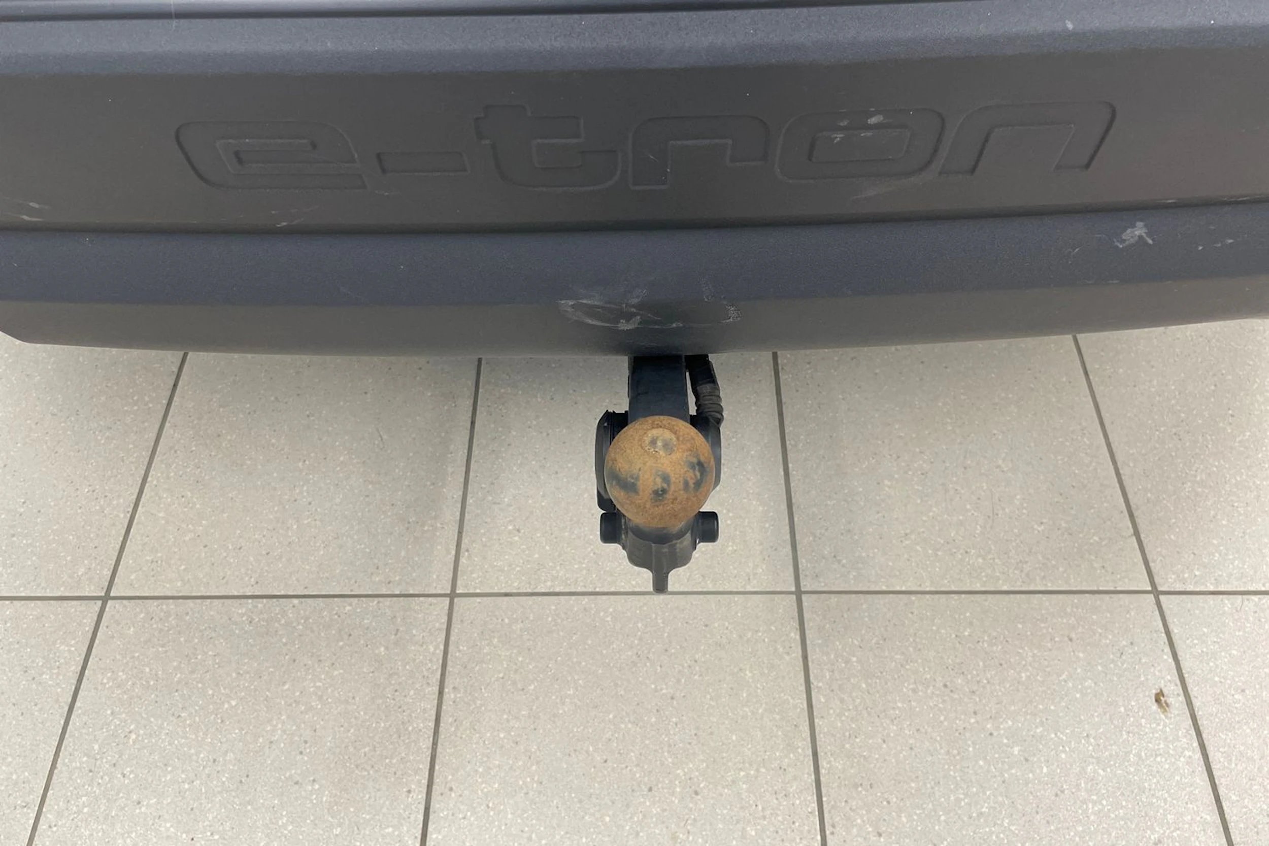 Harmaa Audi Q4 e-tron 2023 kuva 20.