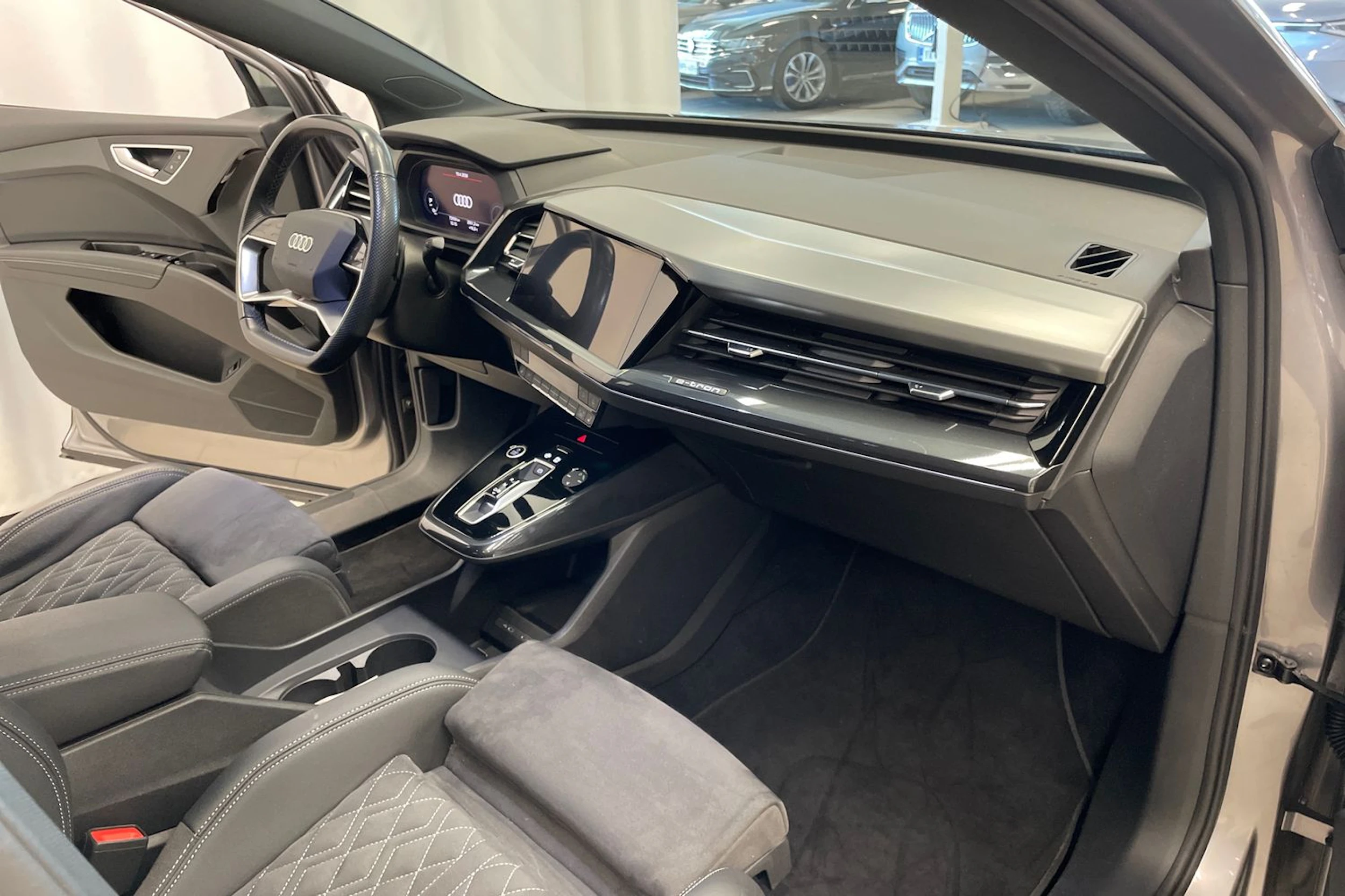 Harmaa Audi Q4 e-tron 2023 kuva 24.