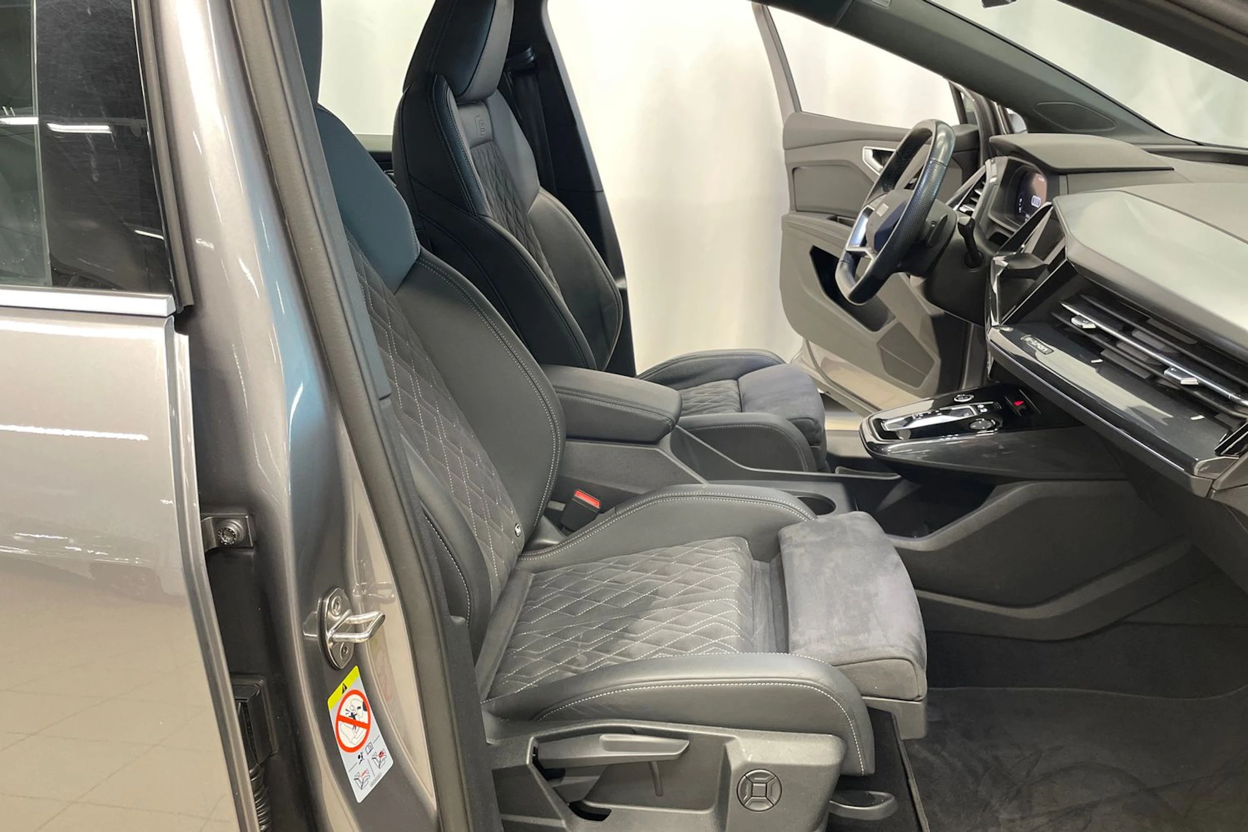 Harmaa Audi Q4 e-tron 2023 kuva 25.