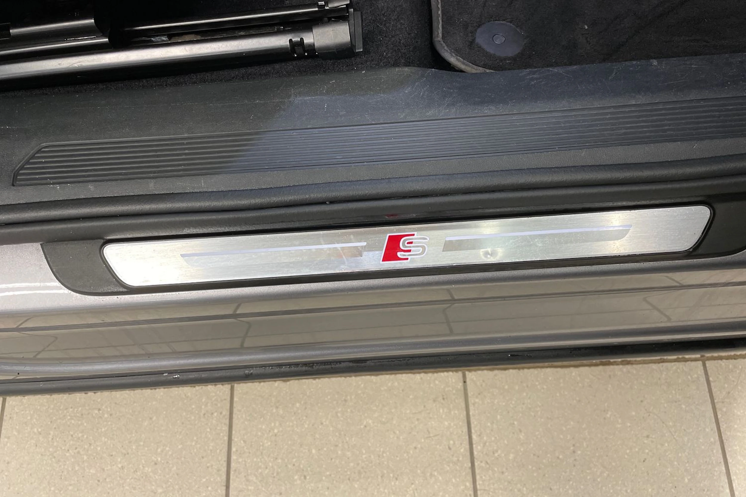 Harmaa Audi Q4 e-tron 2023 kuva 26.