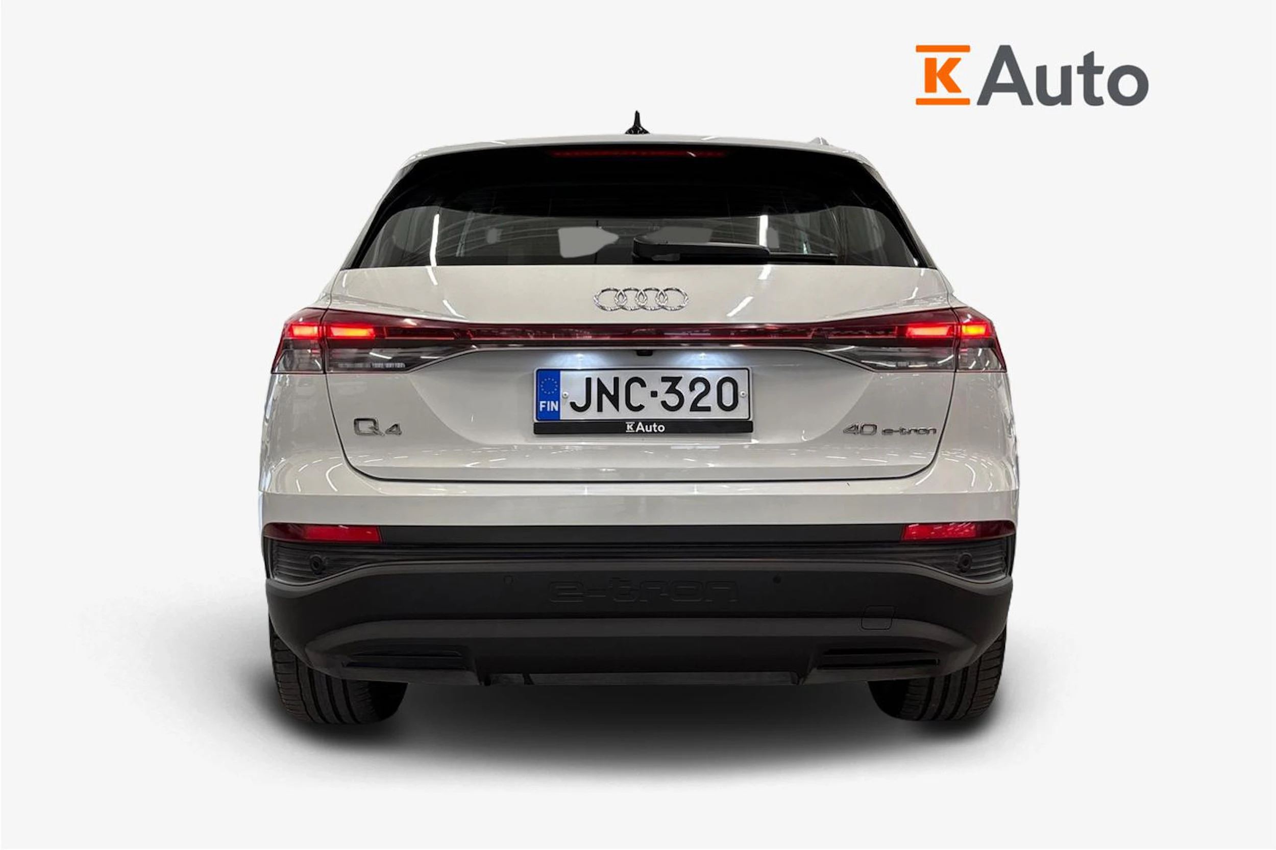valkoinen Audi Q4 e-tron 2023 kuva 3.