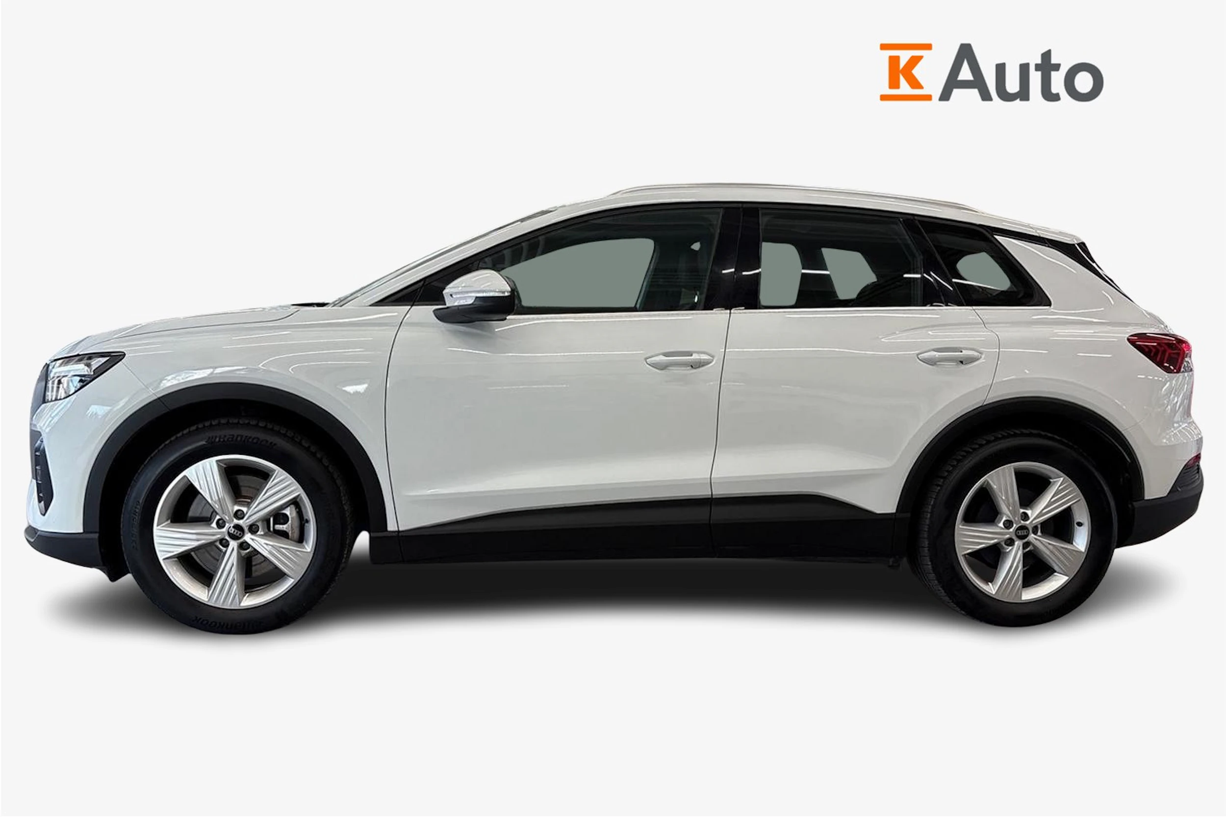 valkoinen Audi Q4 e-tron 2023 kuva 5.