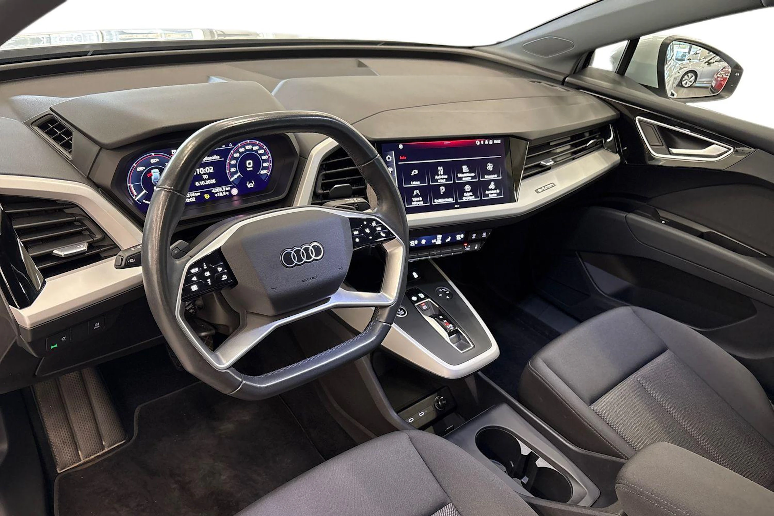 valkoinen Audi Q4 e-tron 2023 kuva 6.