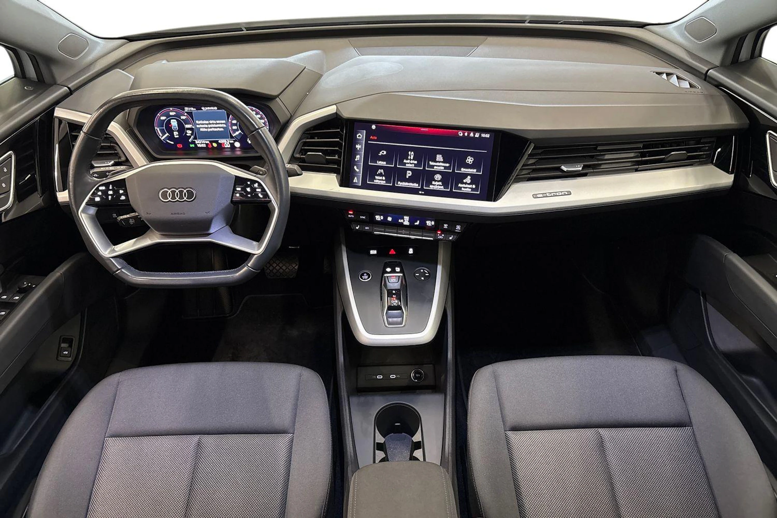 valkoinen Audi Q4 e-tron 2023 kuva 7.