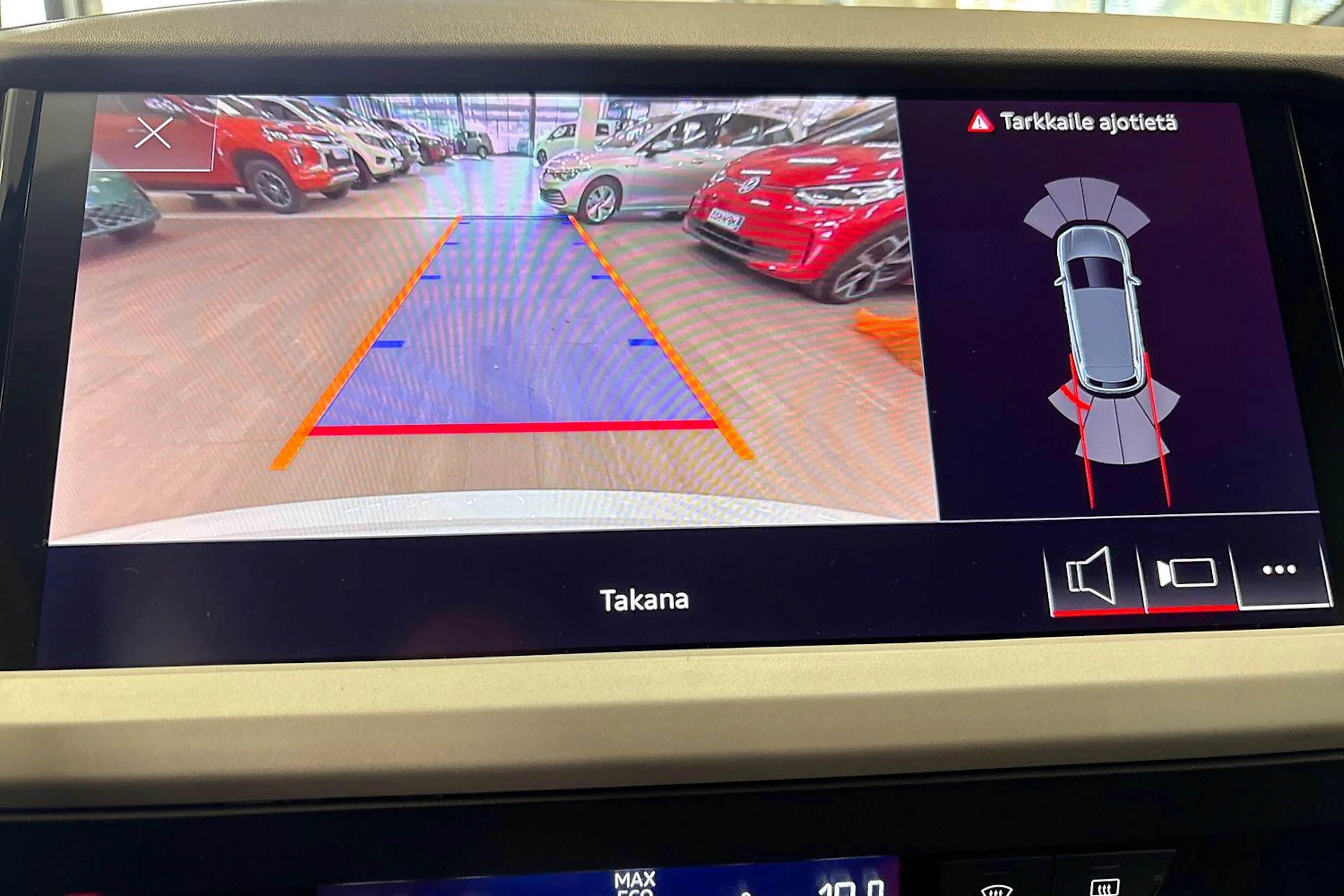 valkoinen Audi Q4 e-tron 2023 kuva 13.