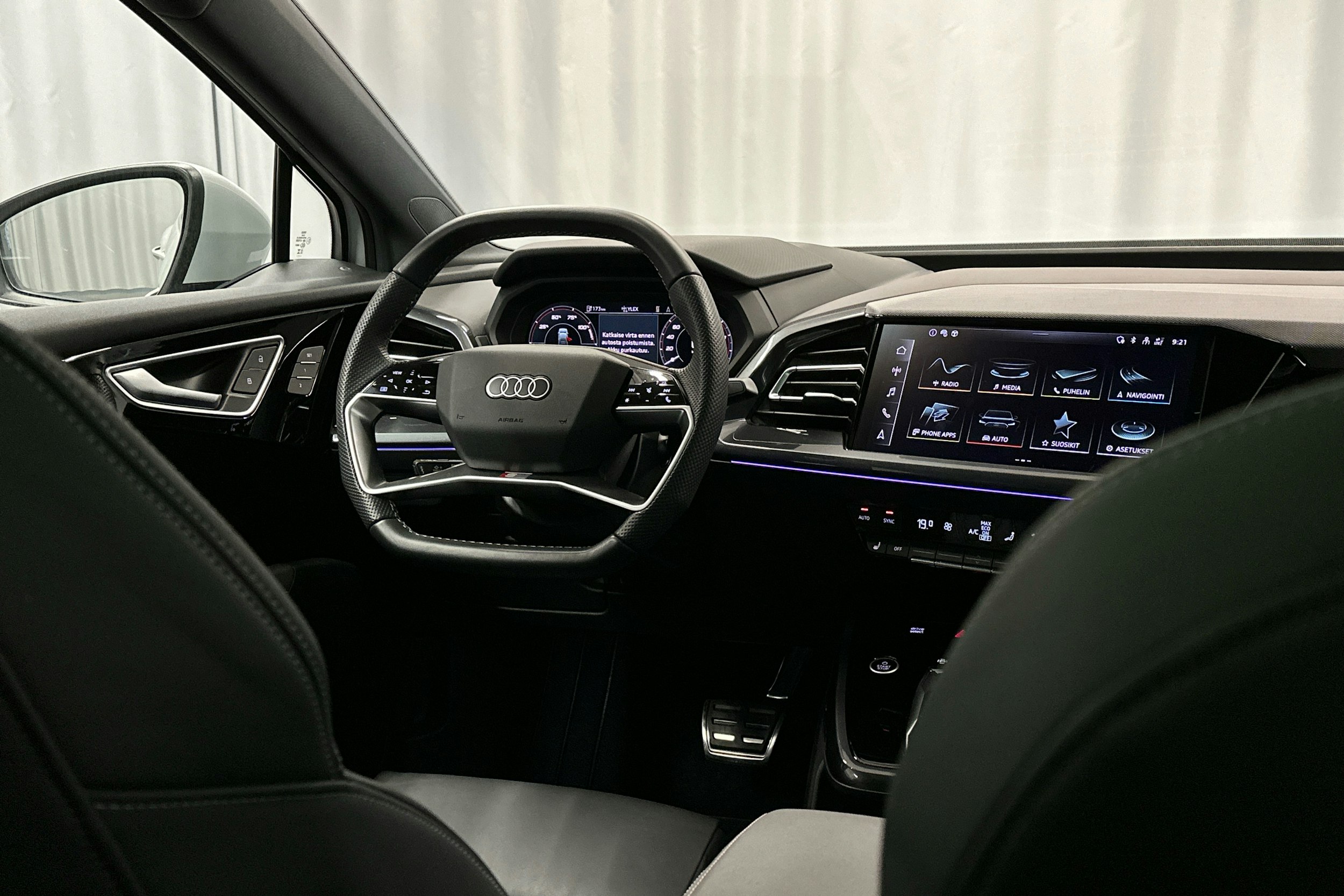 valkoinen Audi Q4 e-tron 2023 kuva 6.