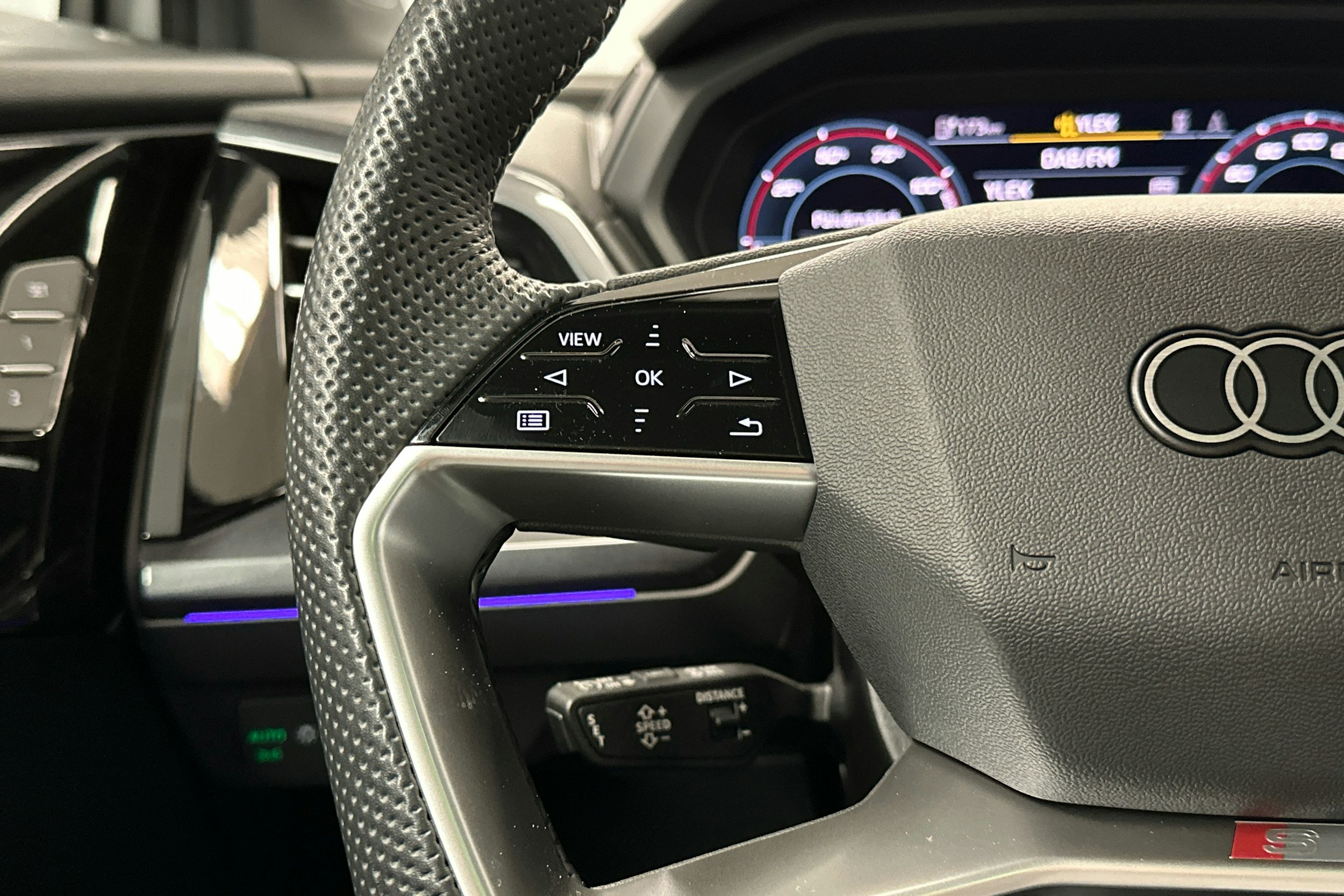 valkoinen Audi Q4 e-tron 2023 kuva 7.